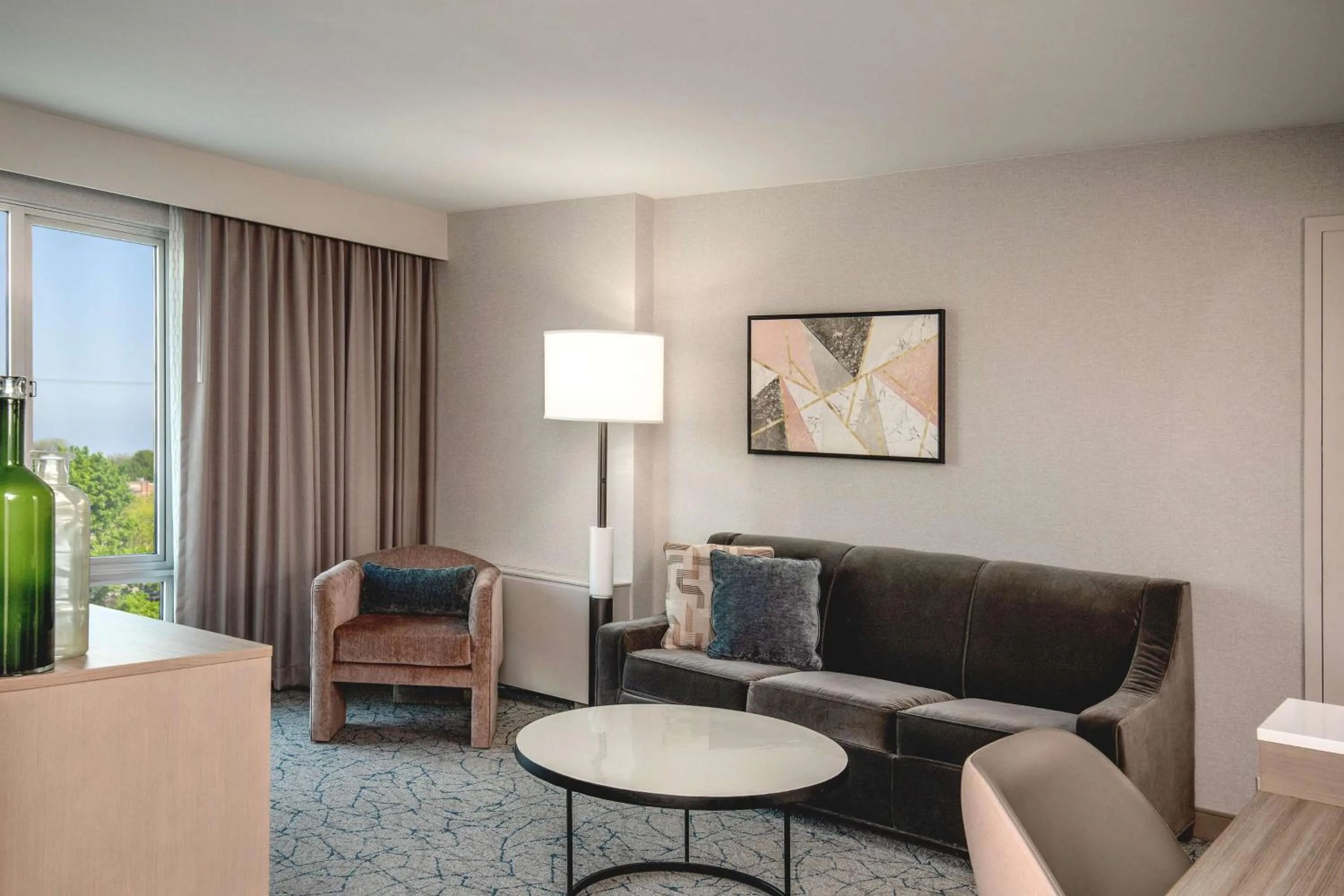Living room in DoubleTree by Hilton Hotel and Conference Center Chicago North Shore