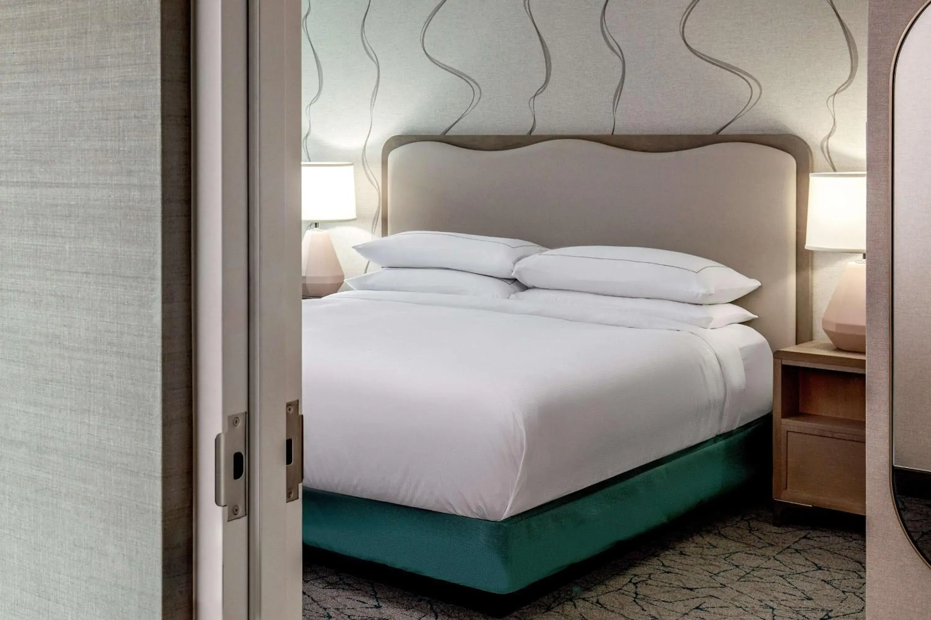 Queen Room - Disability Access in DoubleTree by Hilton Hotel and Conference Center Chicago North Shore Queen Room - Disability Access in DoubleTree by Hilton Hotel and Conference Center Chicago North Shore