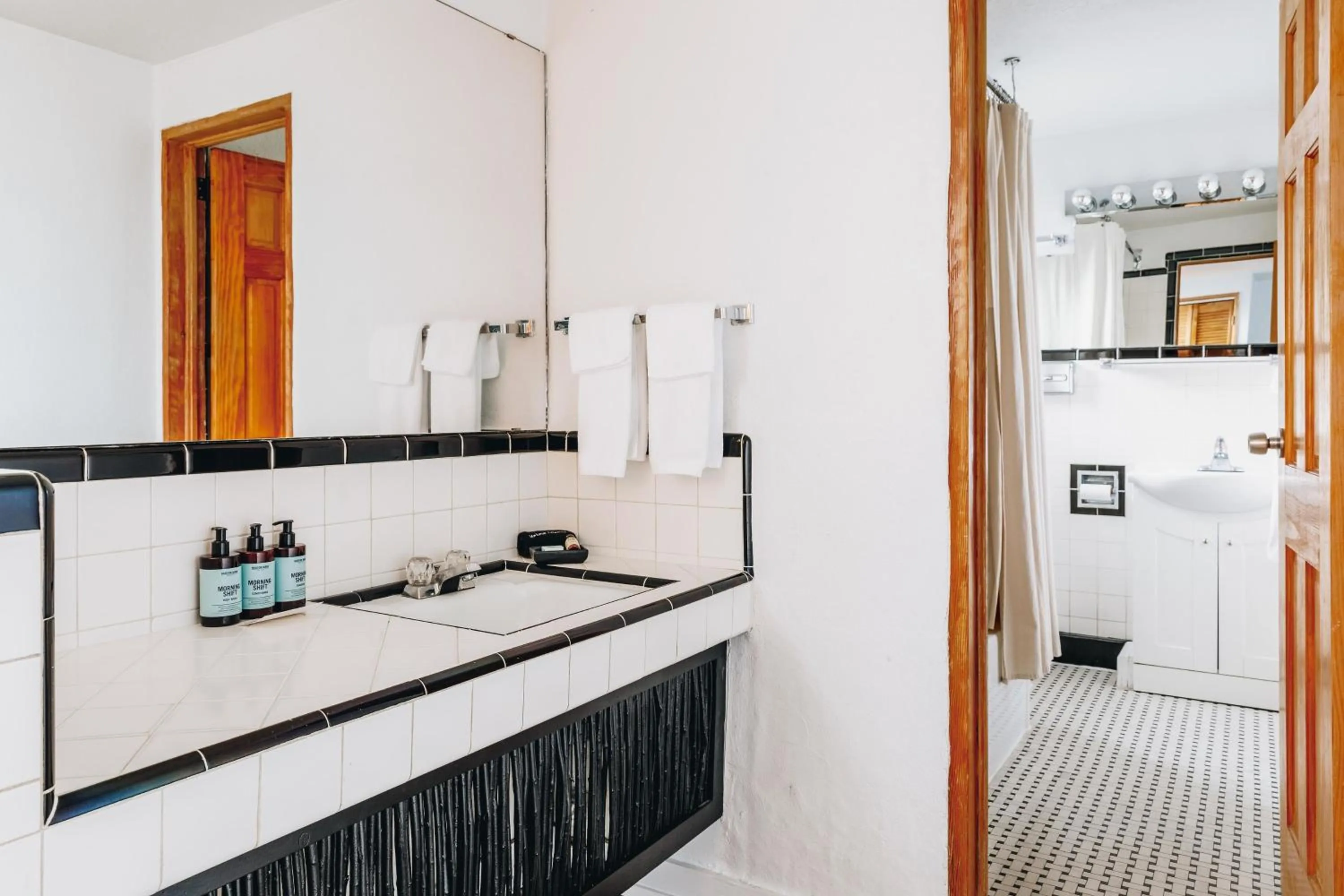 Bathroom in El Rey Court