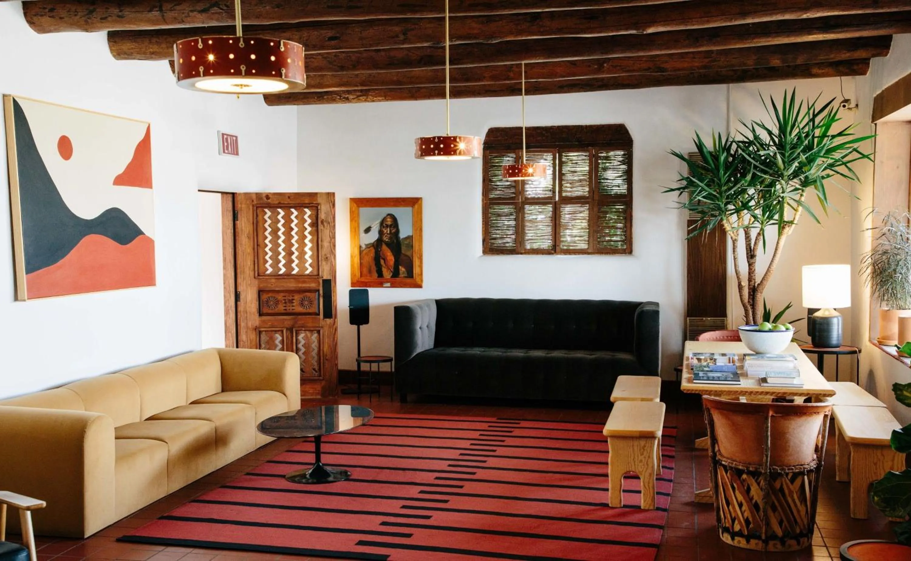 Communal lounge/ TV room in El Rey Court