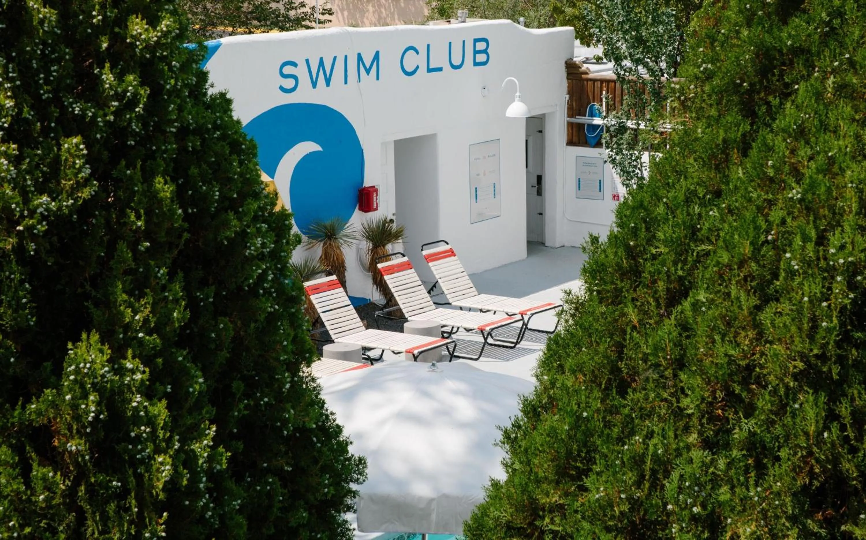 Swimming pool in El Rey Court