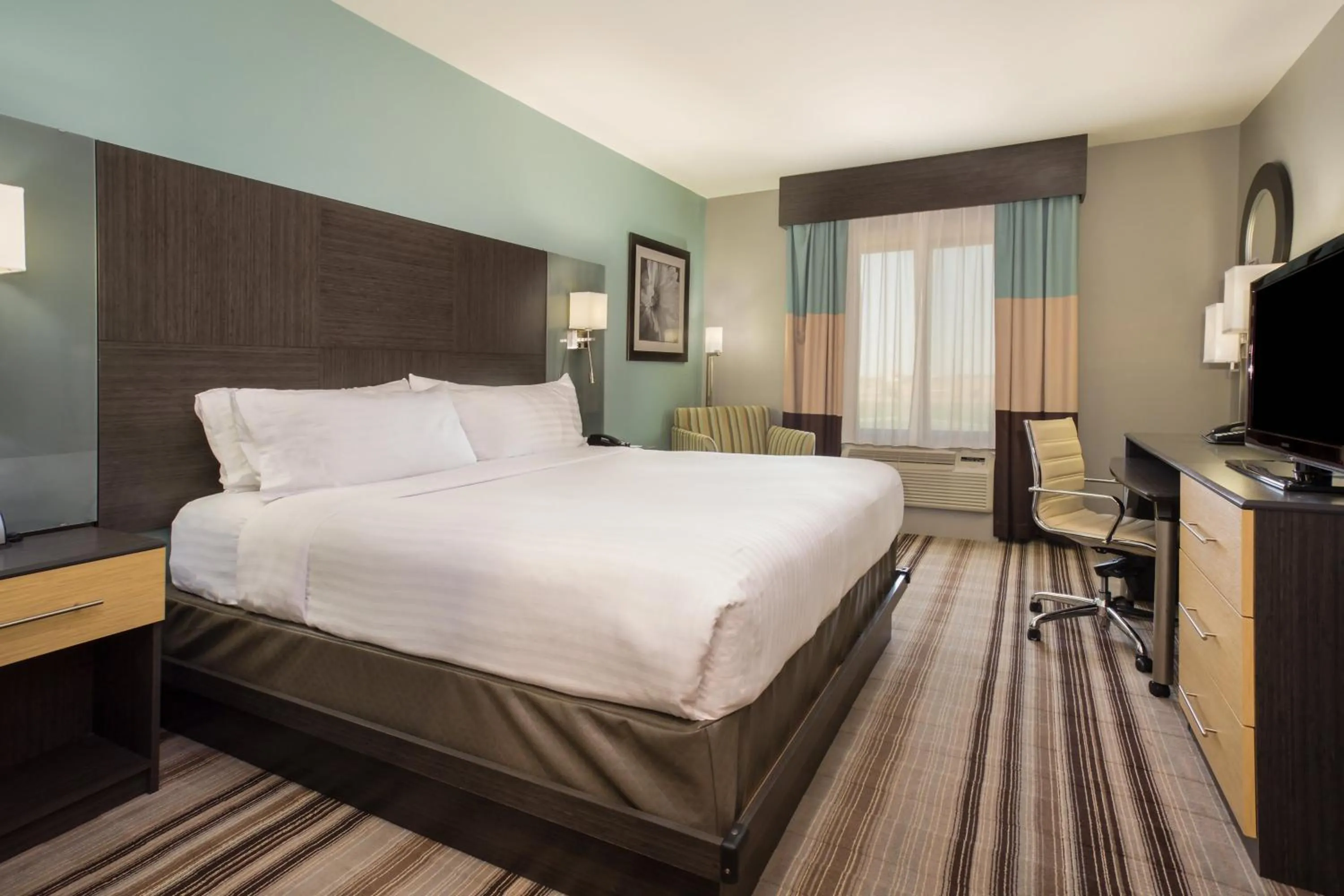 Photo of the whole room, Bed in Holiday Inn Express & Suites Amarillo West by IHG