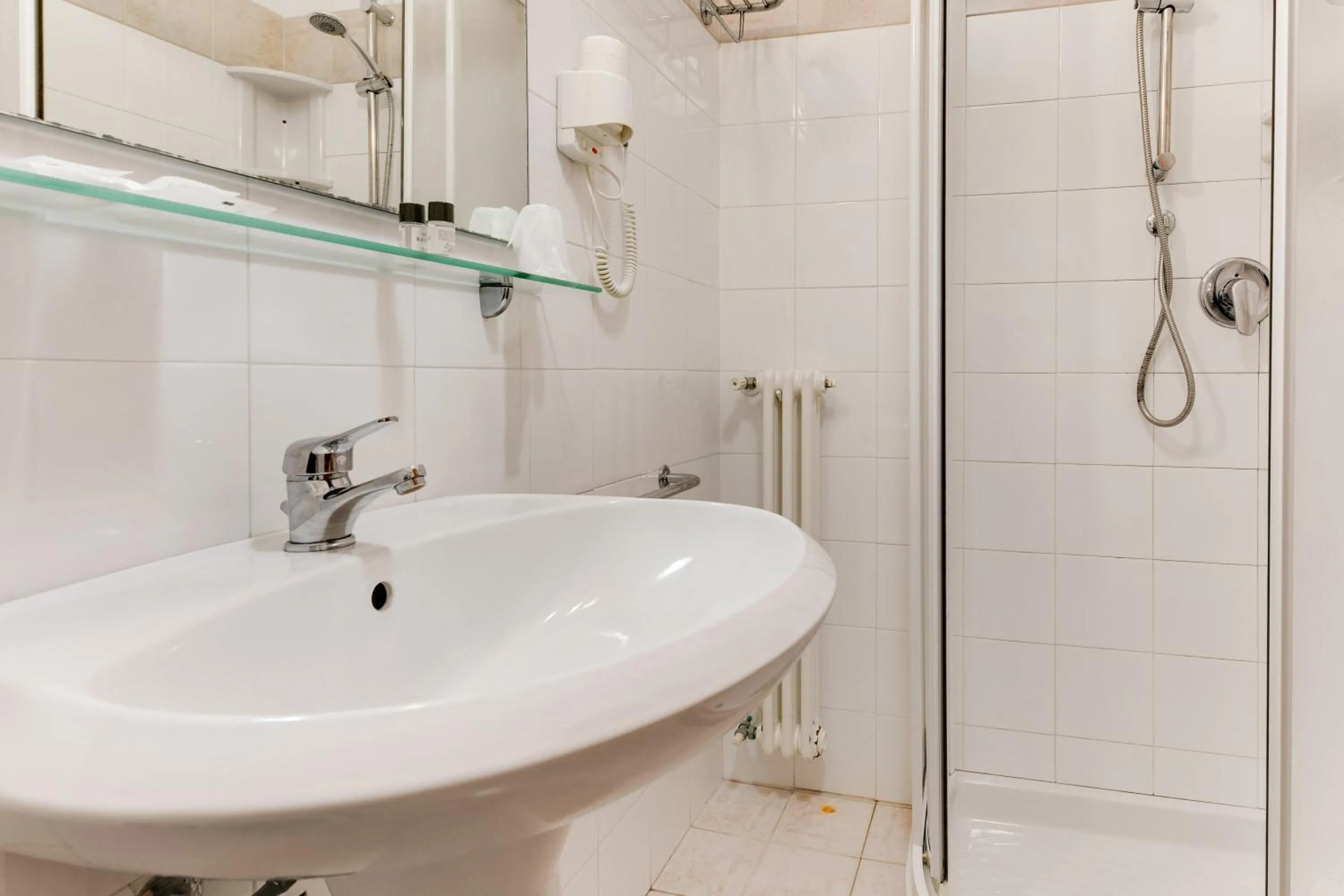 Bathroom in Hotel La Perla Rimini