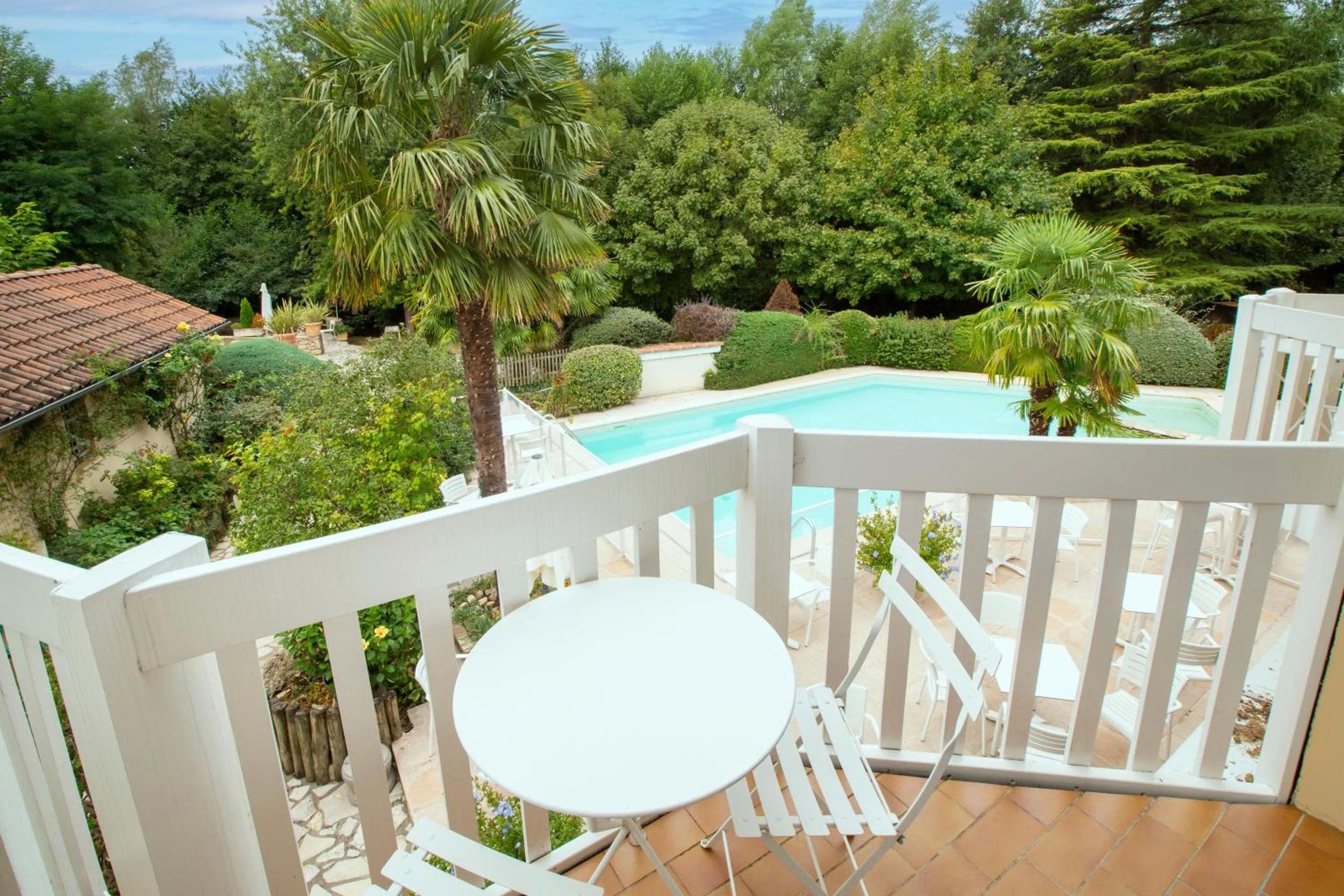 Patio in Logis Hotel - Restaurant - Spa - Le Relais de Farrou