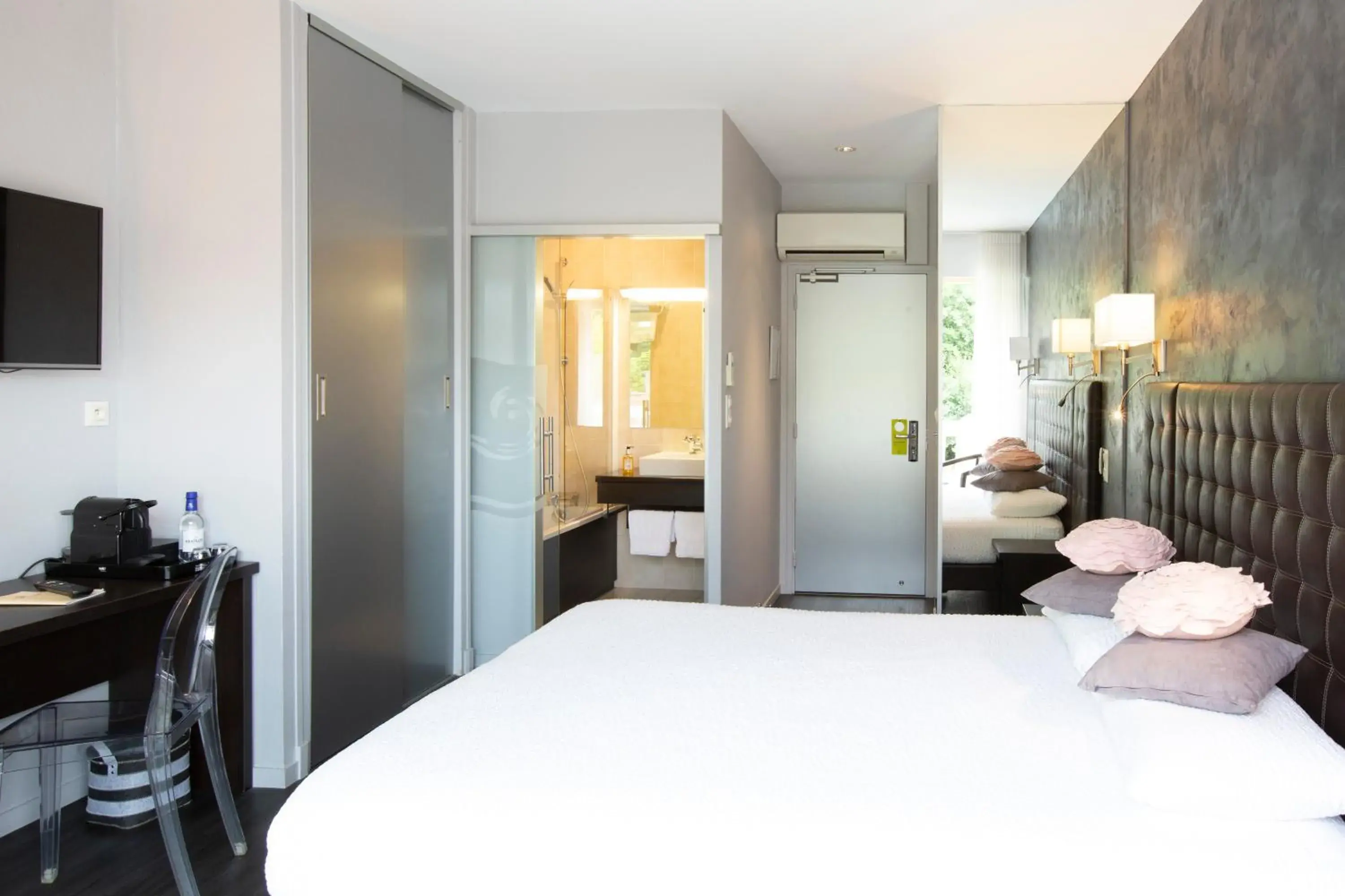 Triple Room with Pool View in Logis Hotel - Restaurant - Spa - Le Relais de Farrou Triple Room with Pool View in Logis Hotel - Restaurant - Spa - Le Relais de Farrou