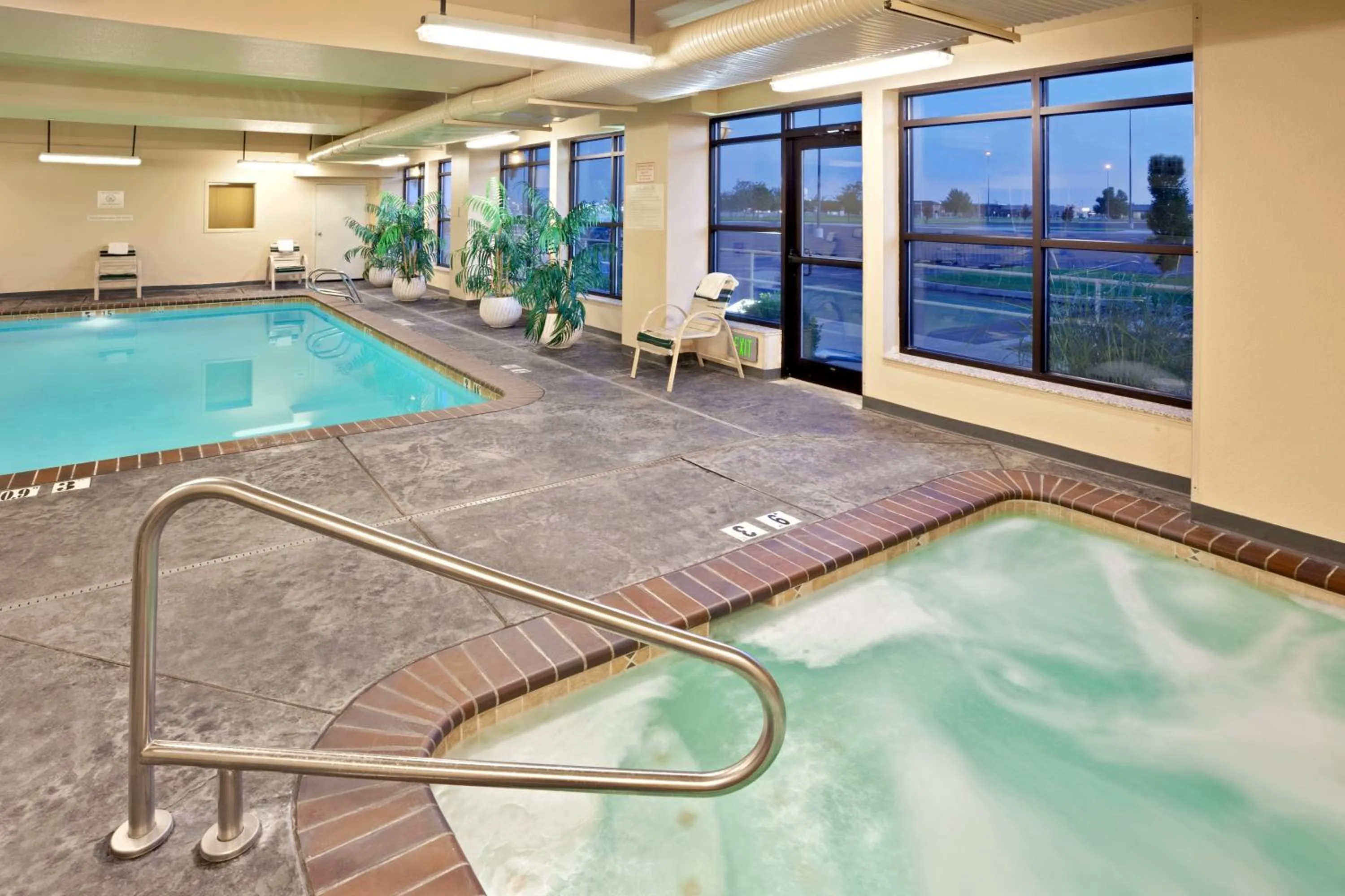 Swimming pool in Holiday Inn Express Hotel & Suites Pasco-TriCities by IHG