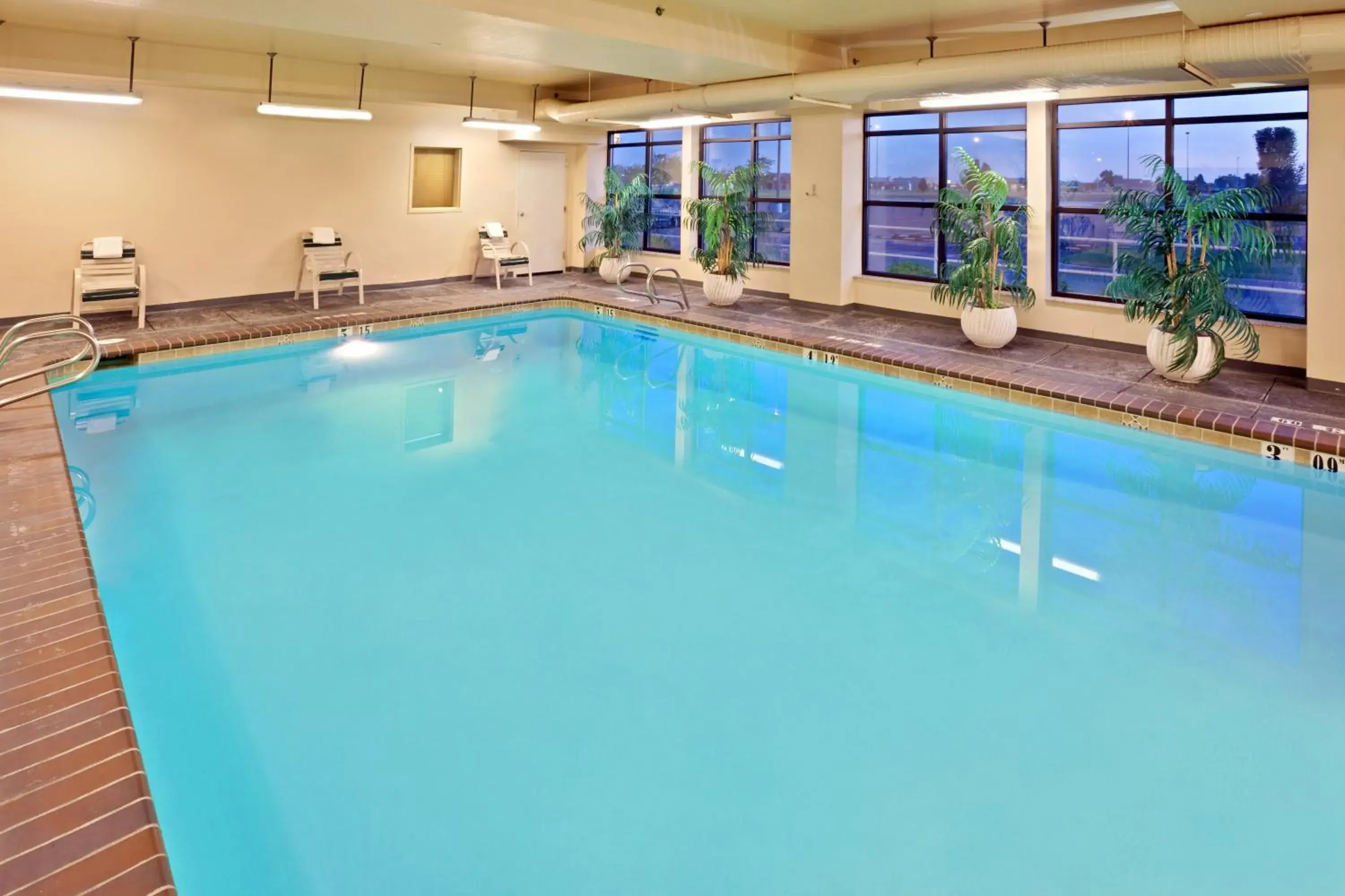 Swimming pool in Holiday Inn Express Hotel & Suites Pasco-TriCities by IHG Swimming pool in Holiday Inn Express Hotel & Suites Pasco-TriCities by IHG