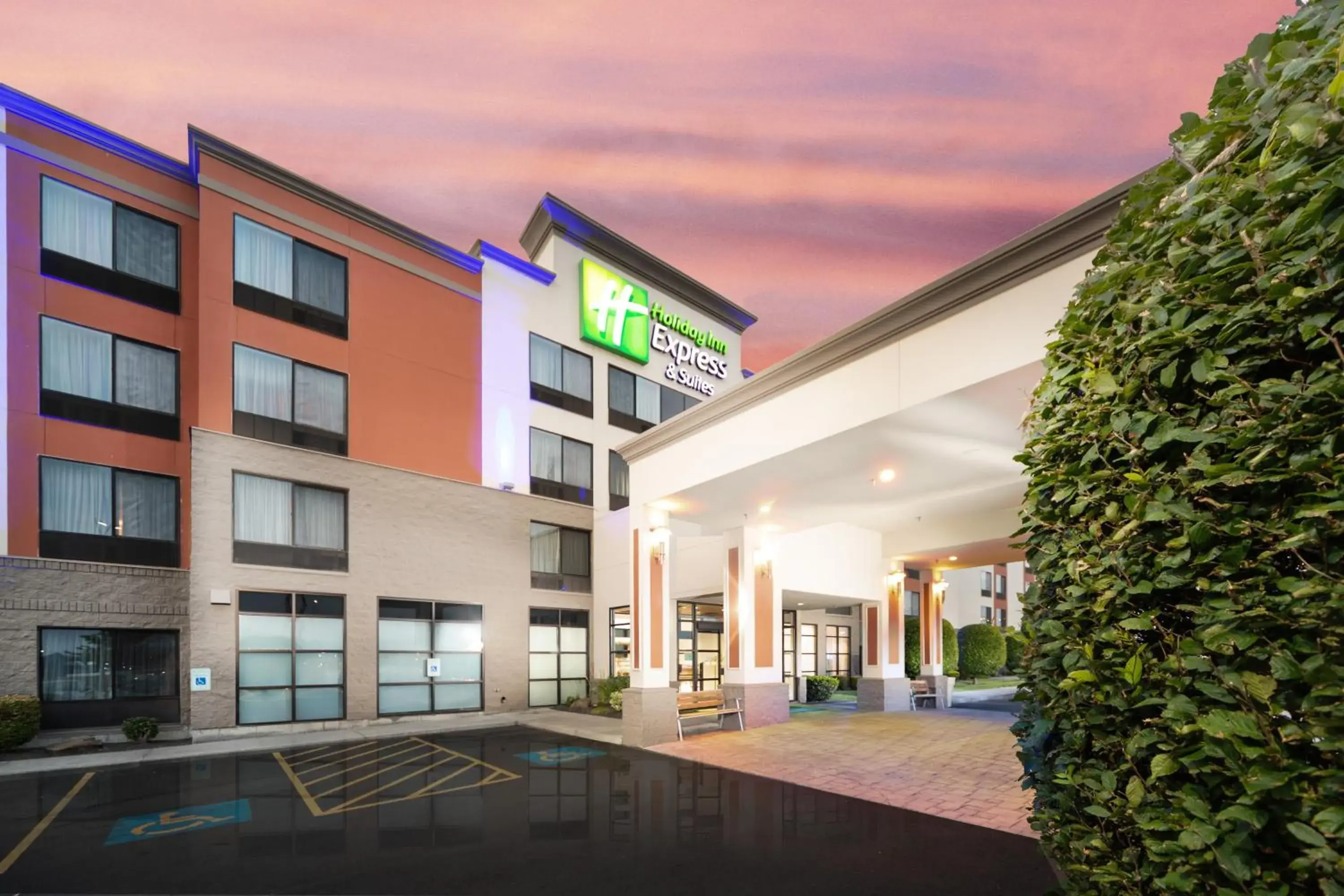 Property building in Holiday Inn Express Hotel & Suites Pasco-TriCities by IHG Property building in Holiday Inn Express Hotel & Suites Pasco-TriCities by IHG