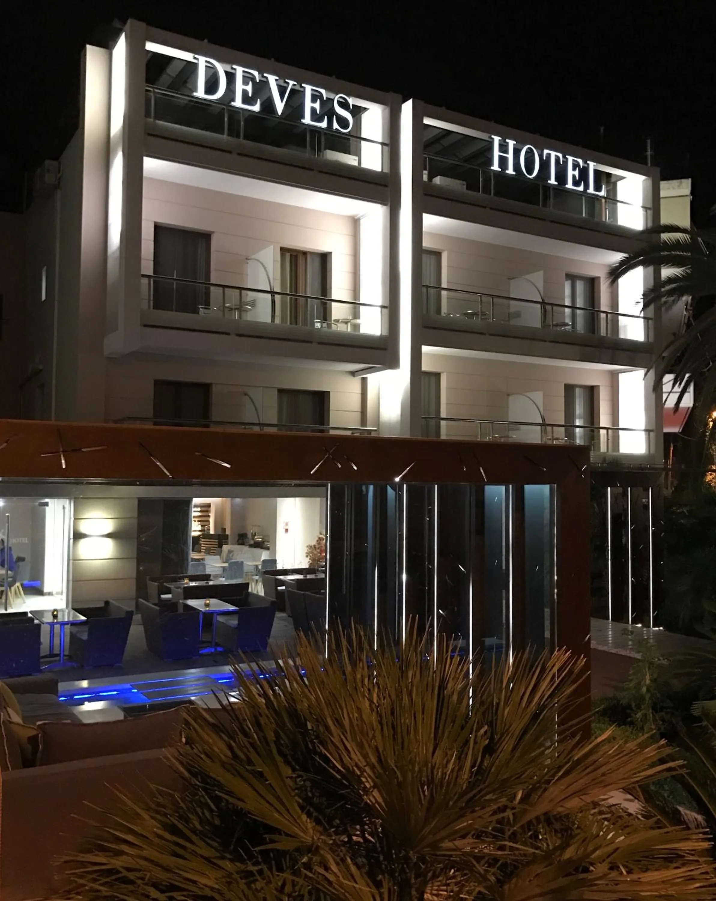 Facade/entrance in Deves Hotel