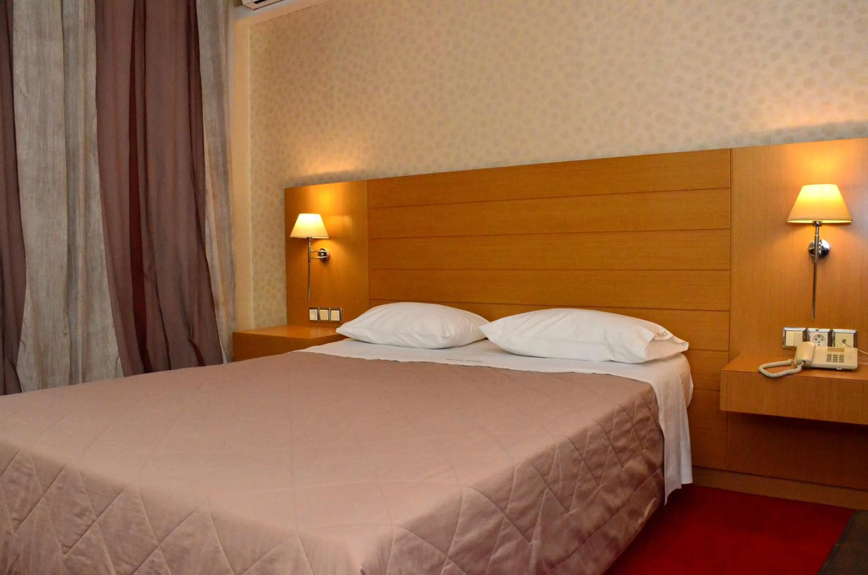 Photo of the whole room, Bed in Deves Hotel