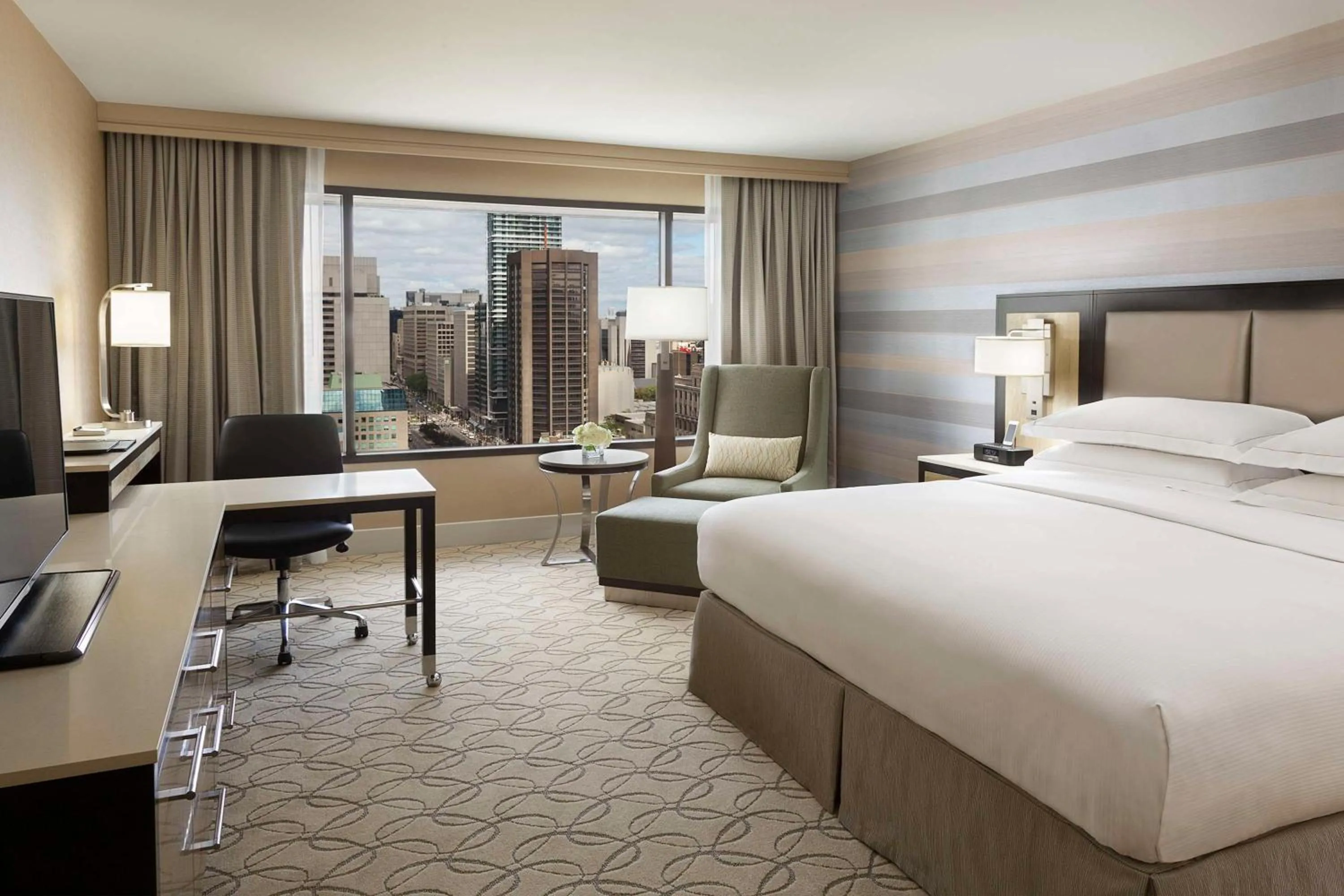 Bathroom, Bed in Hilton Toronto