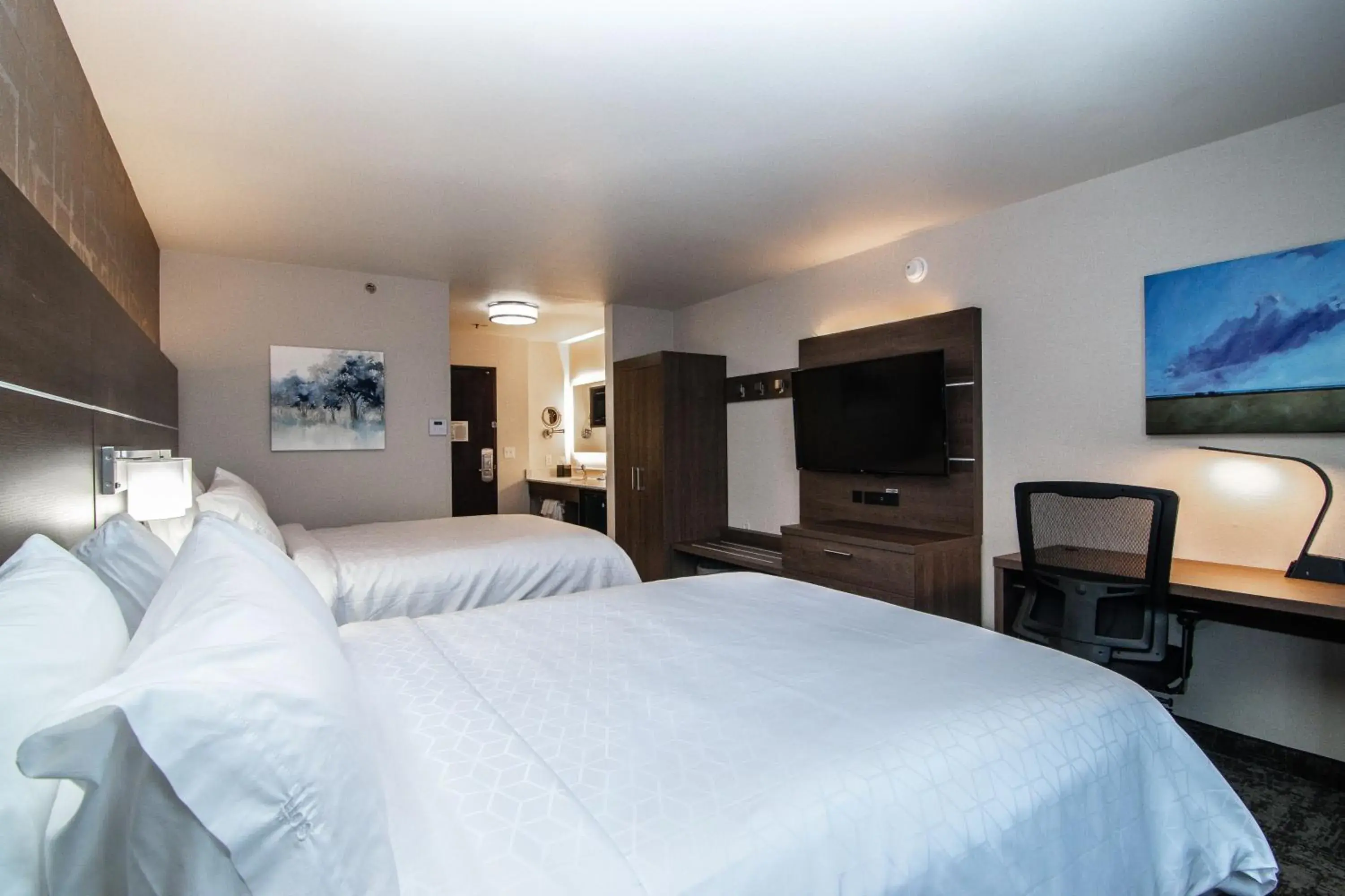 Guests, Bed in Holiday Inn Express Spokane-Downtown by IHG Guests, Bed in Holiday Inn Express Spokane-Downtown by IHG