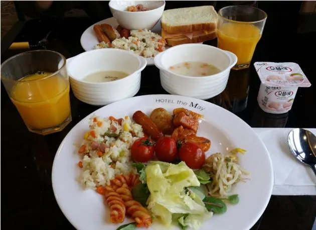 Restaurant/places to eat in Hotel The May