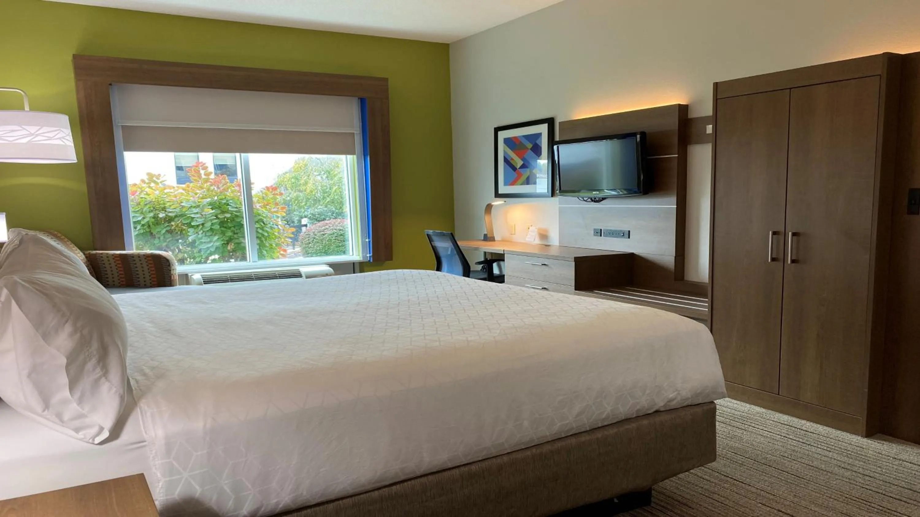 Bed in Holiday Inn Express Hotel & Suites Somerset Central by IHG