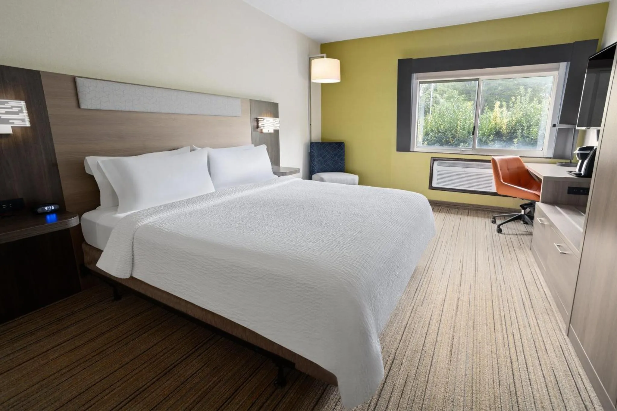 Photo of the whole room, Bed in Holiday Inn Express Stony Brook-Long Island by IHG