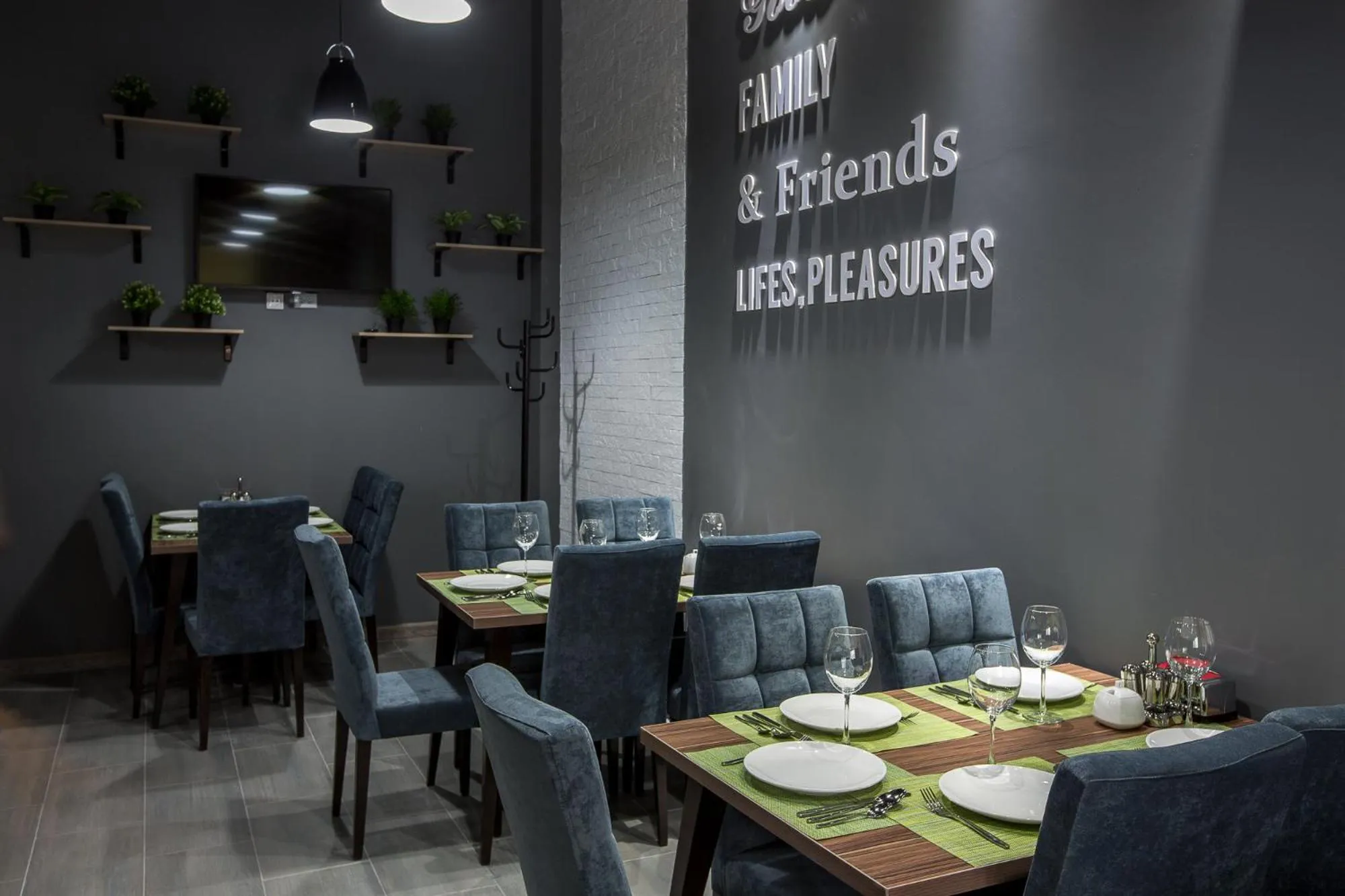 Restaurant/places to eat in MAXX inn