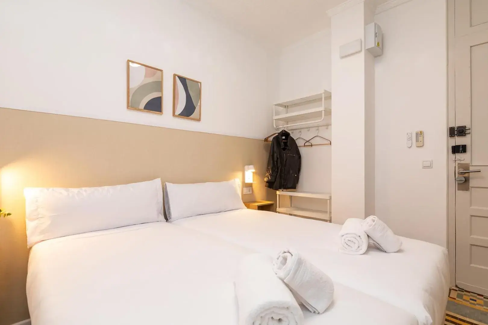 Standard Twin Room with Shared Bathroom in Pensión Alicante by Moontels Standard Twin Room with Shared Bathroom in Pensión Alicante by Moontels