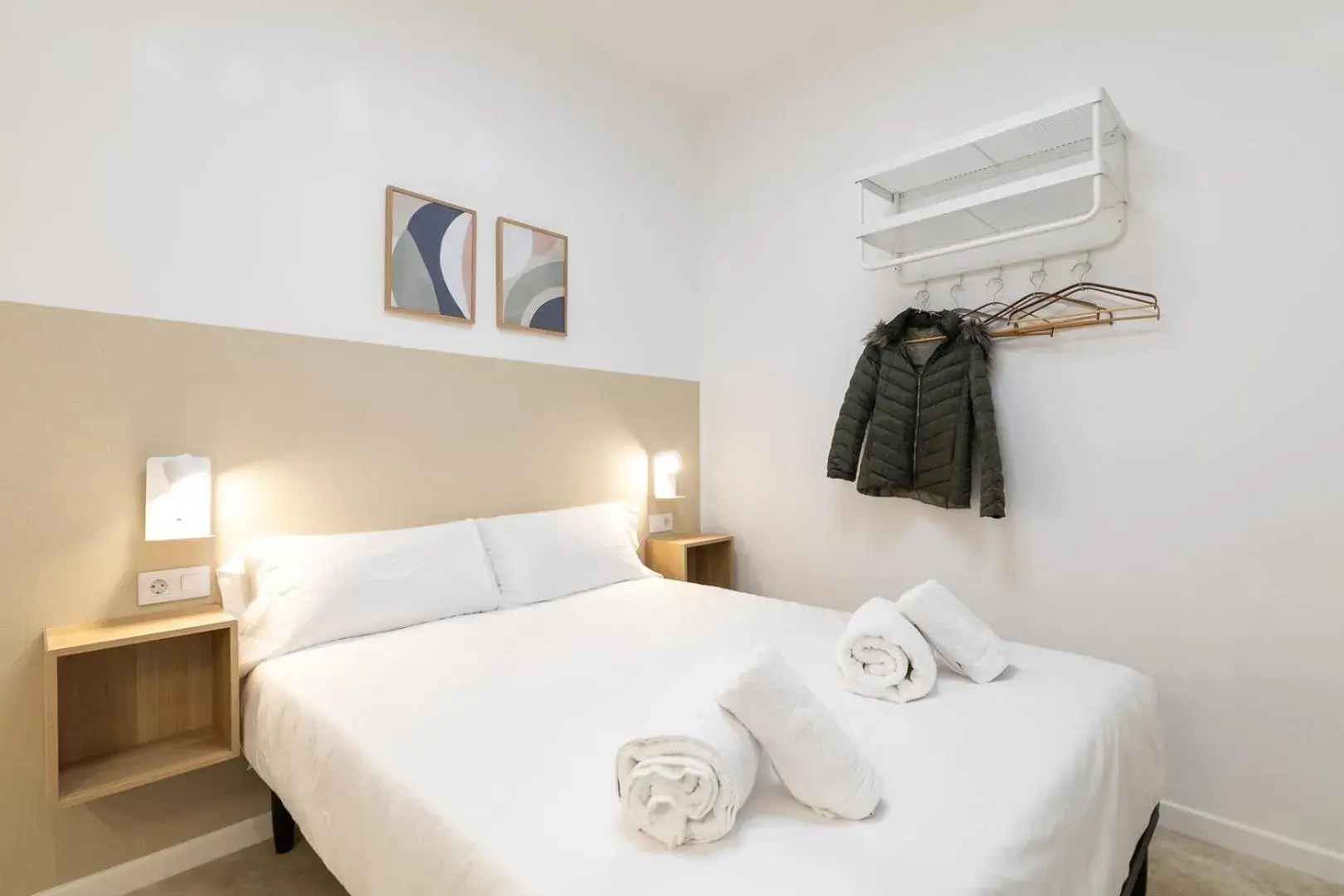 Interior Double Room with Shared Bathroom in Pensión Alicante by Moontels Interior Double Room with Shared Bathroom in Pensión Alicante by Moontels