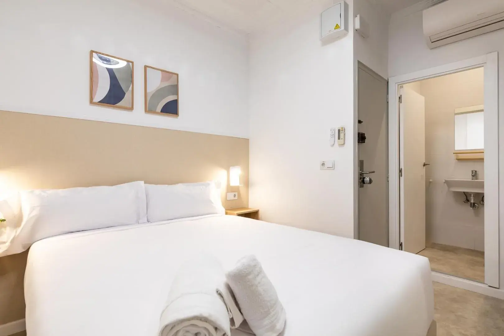Double Room with Private Bathroom in Pensión Alicante by Moontels Double Room with Private Bathroom in Pensión Alicante by Moontels