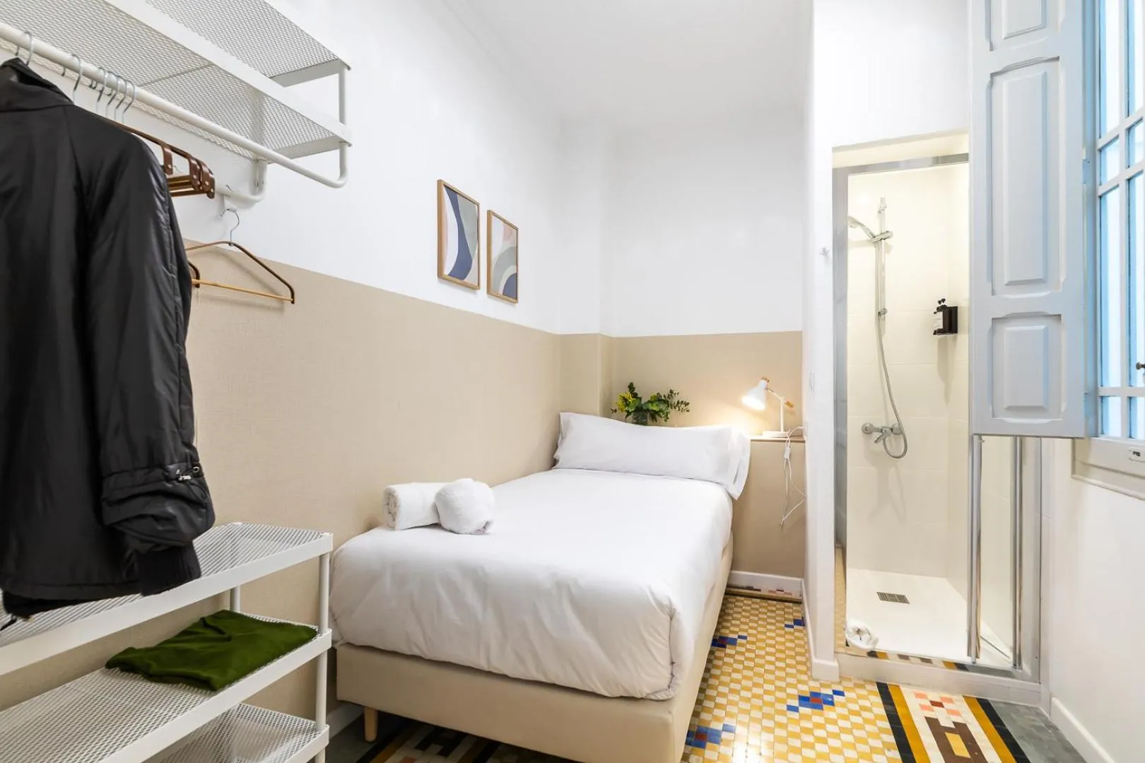 interior Single Room with Shared Toilet in Pensión Alicante by Moontels