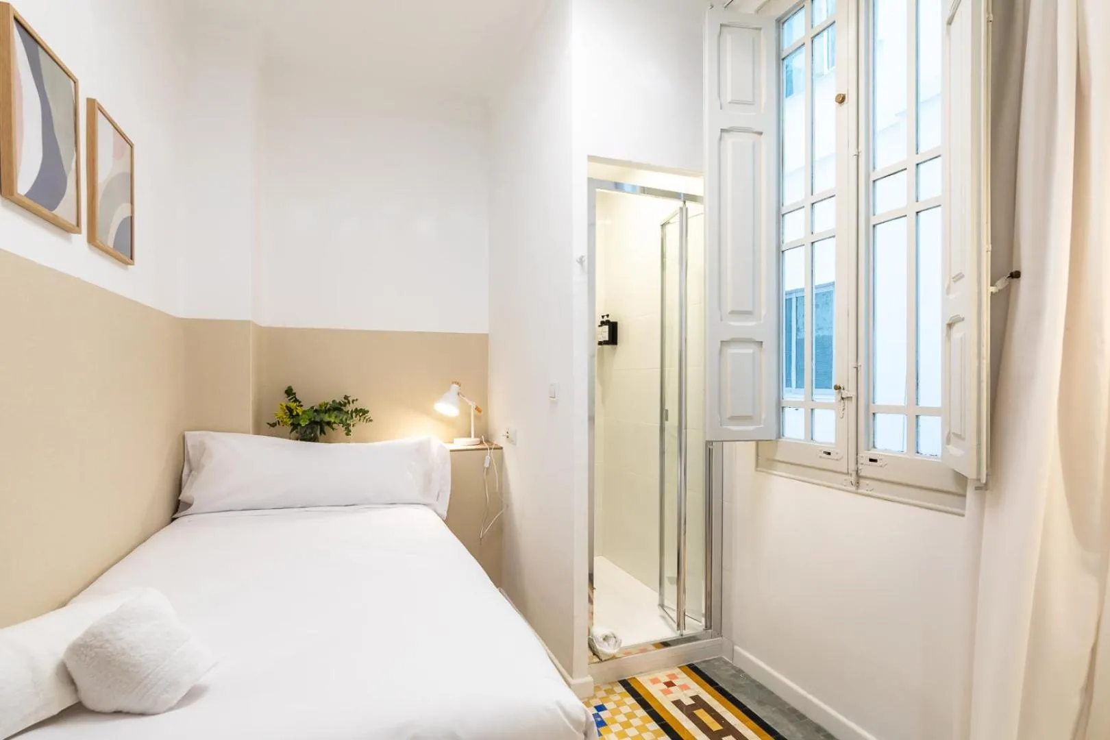 interior Single Room with Shared Toilet in Pensión Alicante by Moontels
