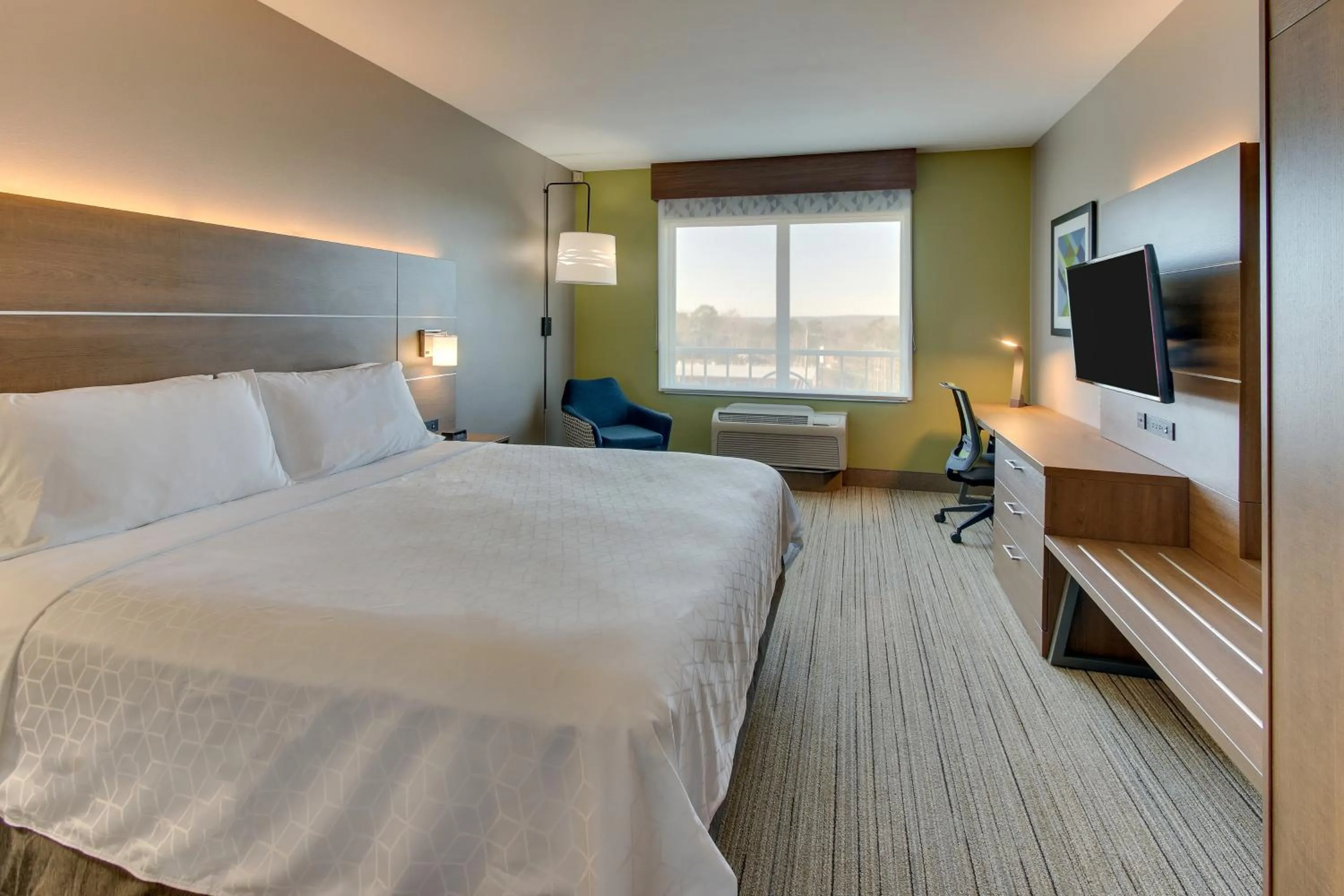 Bed in Holiday Inn Express & Suites Columbus - Ft Benning Maingate by IHG