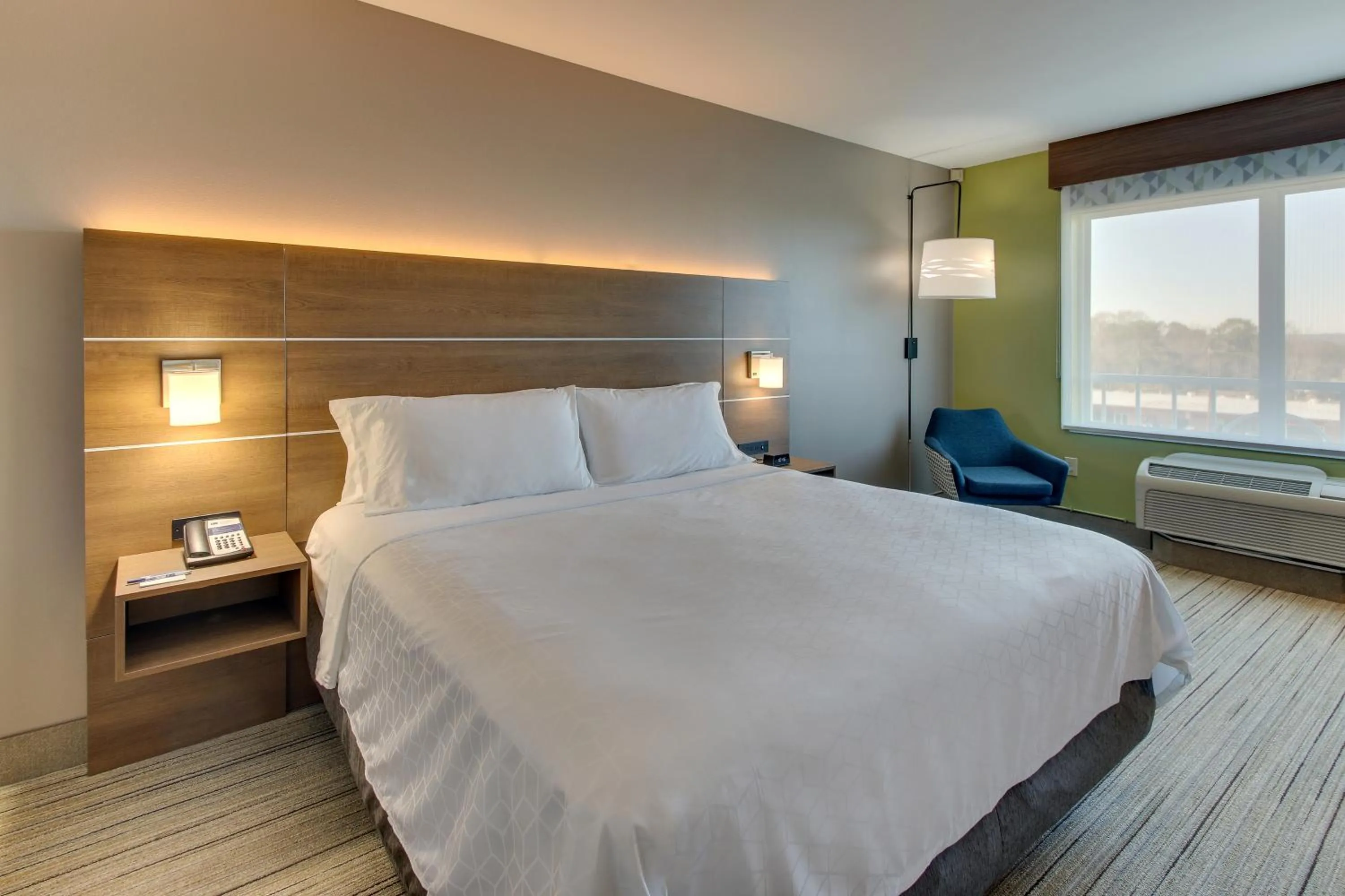 Bed in Holiday Inn Express & Suites Columbus - Ft Benning Maingate by IHG