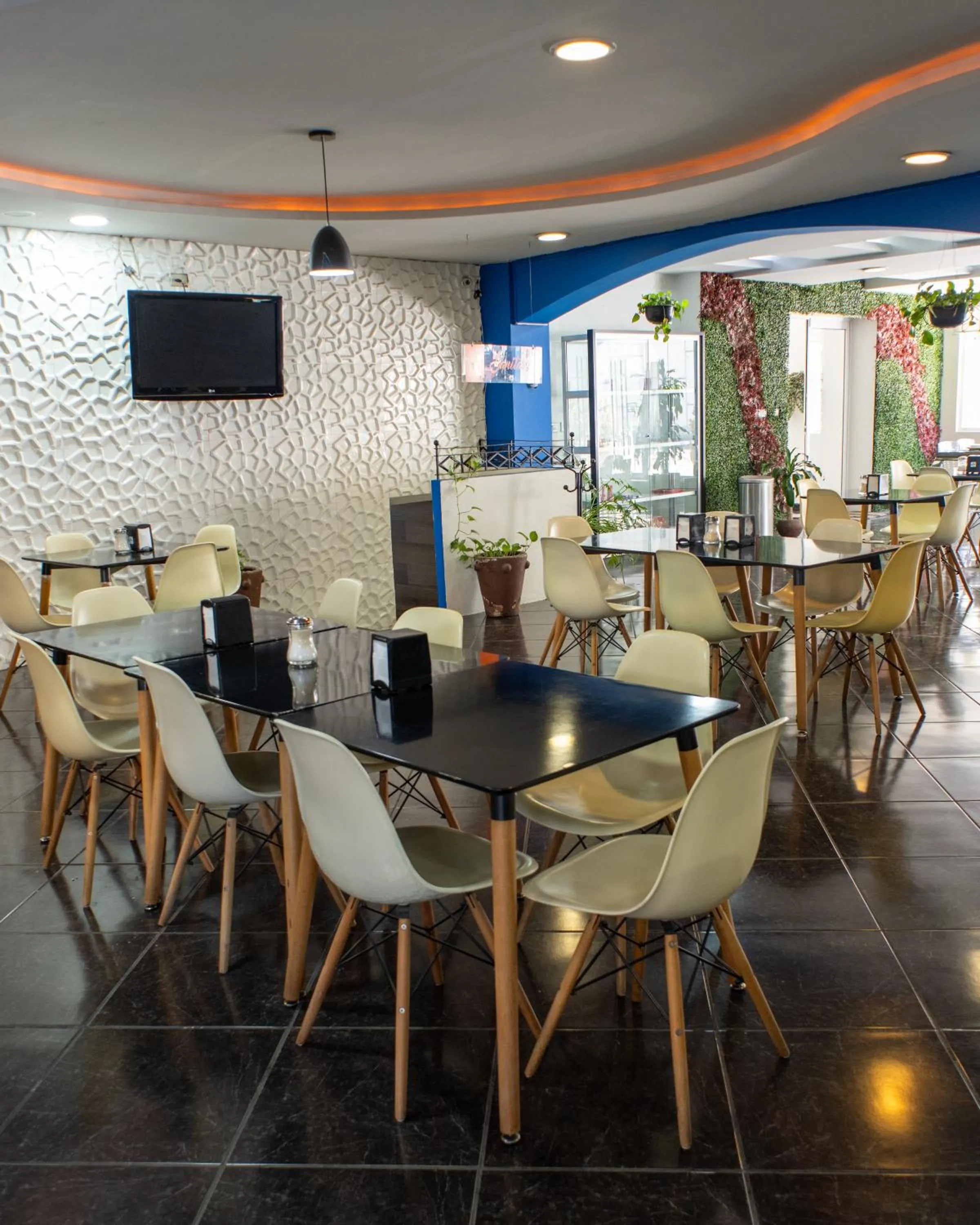 Restaurant/places to eat in Hotel Atenas