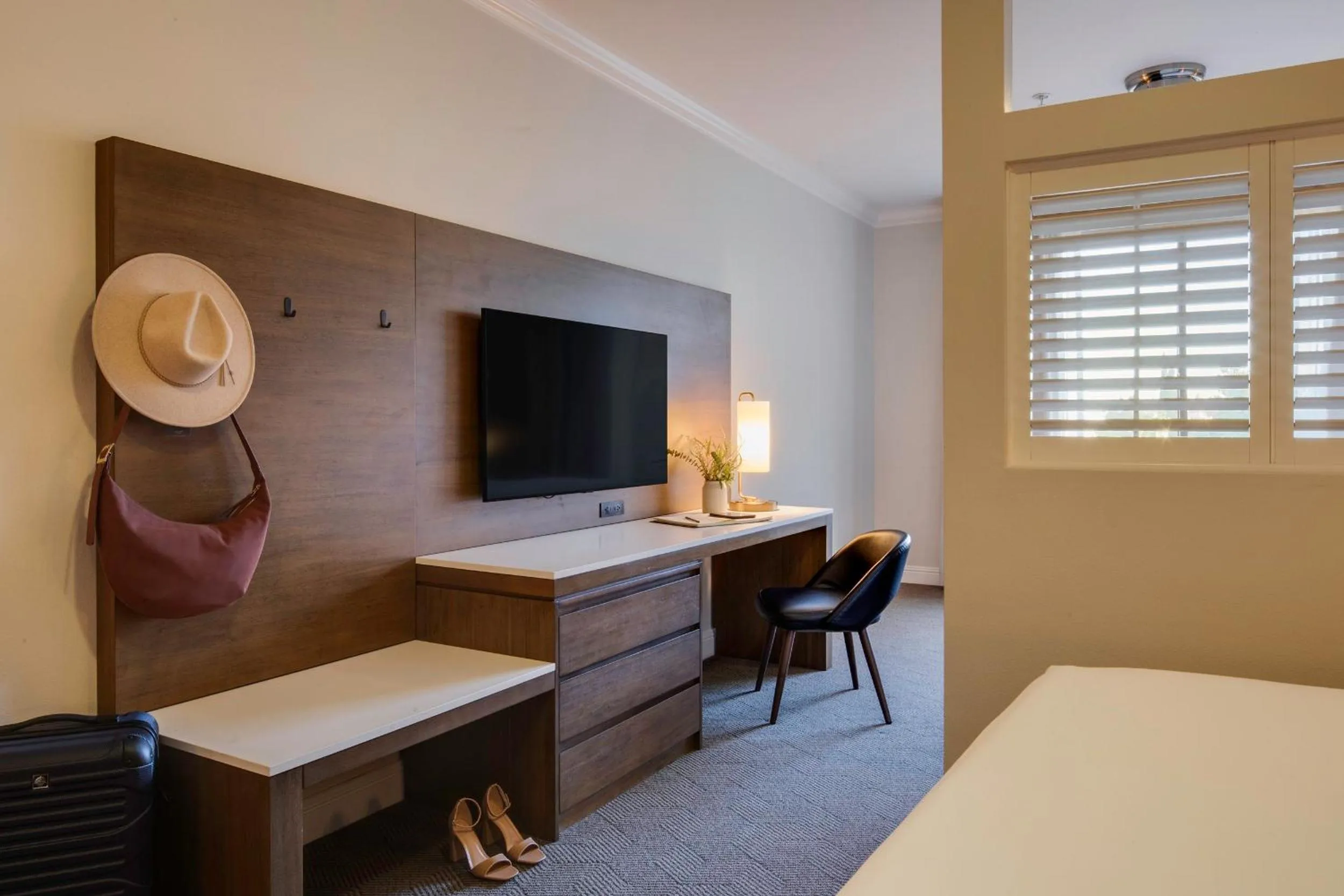 TV and multimedia, Bed in Ayres Hotel Chino Hills Ontario