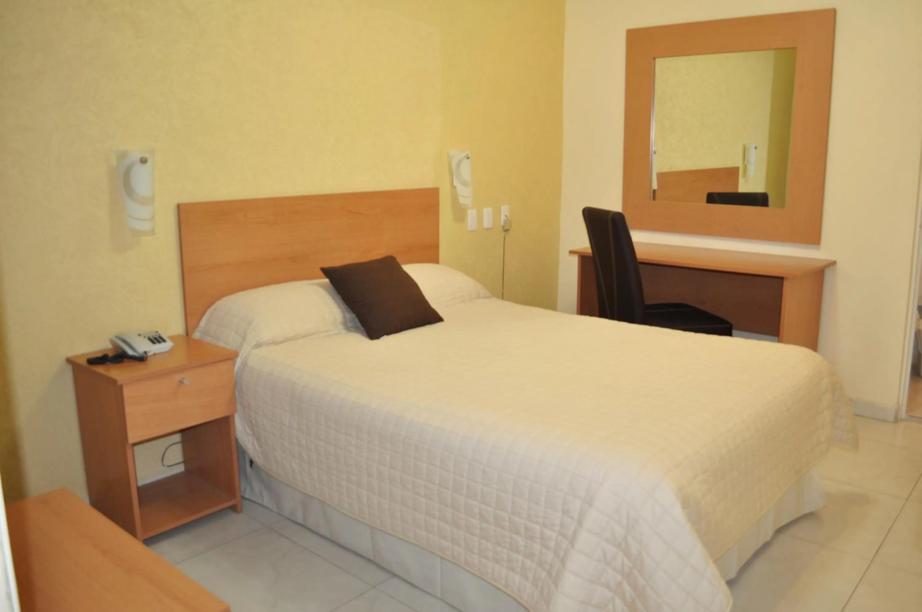 Photo of the whole room, Bed in Pequeno Gran Hotel
