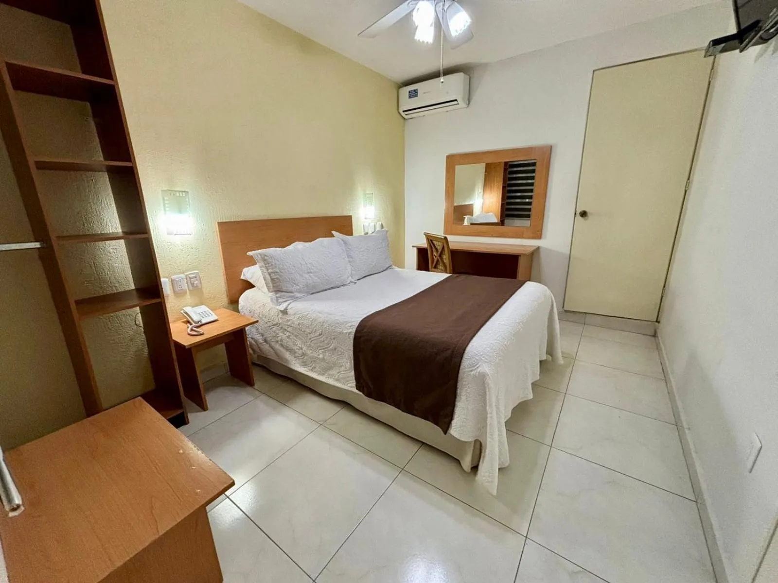 Photo of the whole room, Bed in Pequeno Gran Hotel