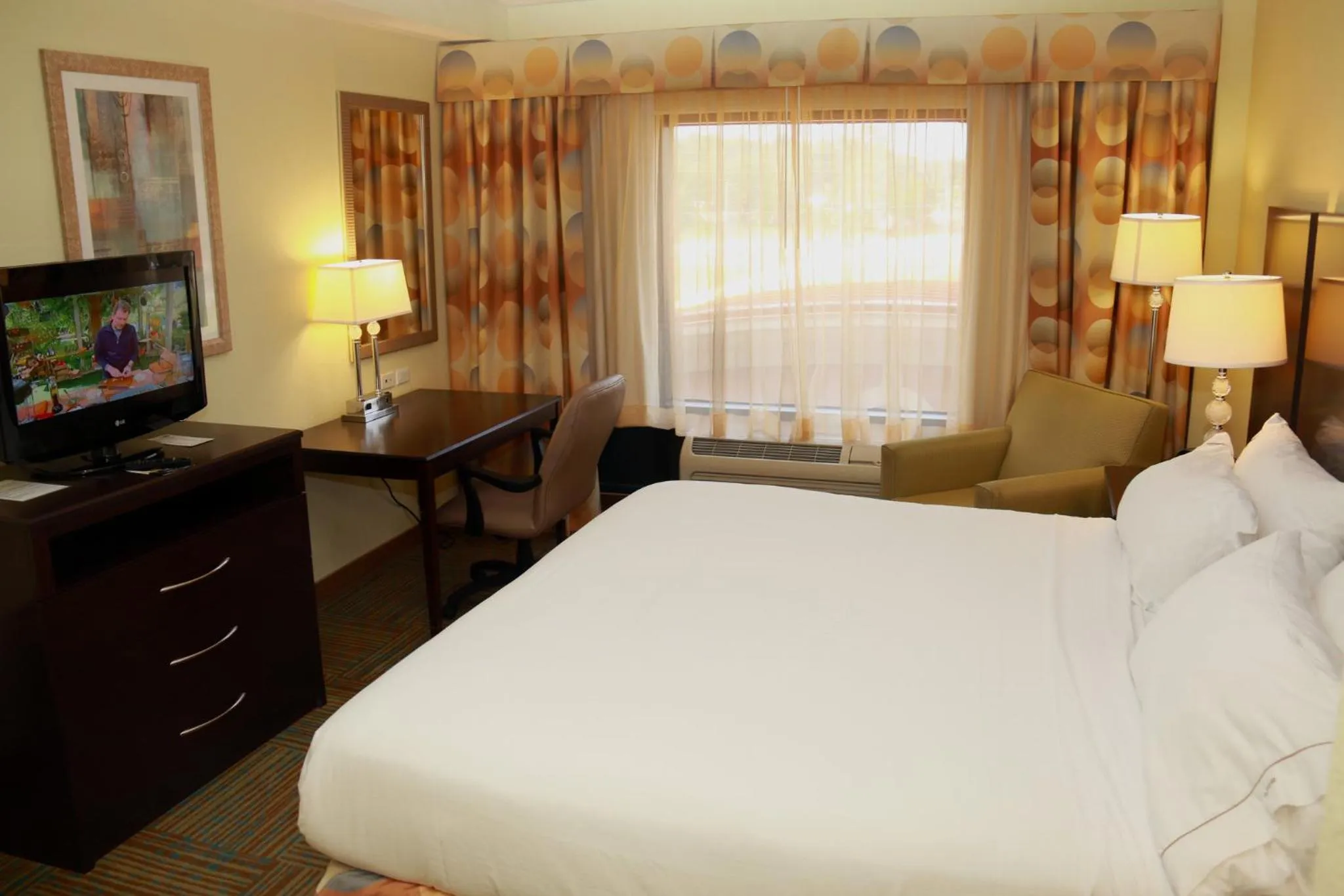 Photo of the whole room, Bed in Holiday Inn Express Hotel & Suites Perry by IHG