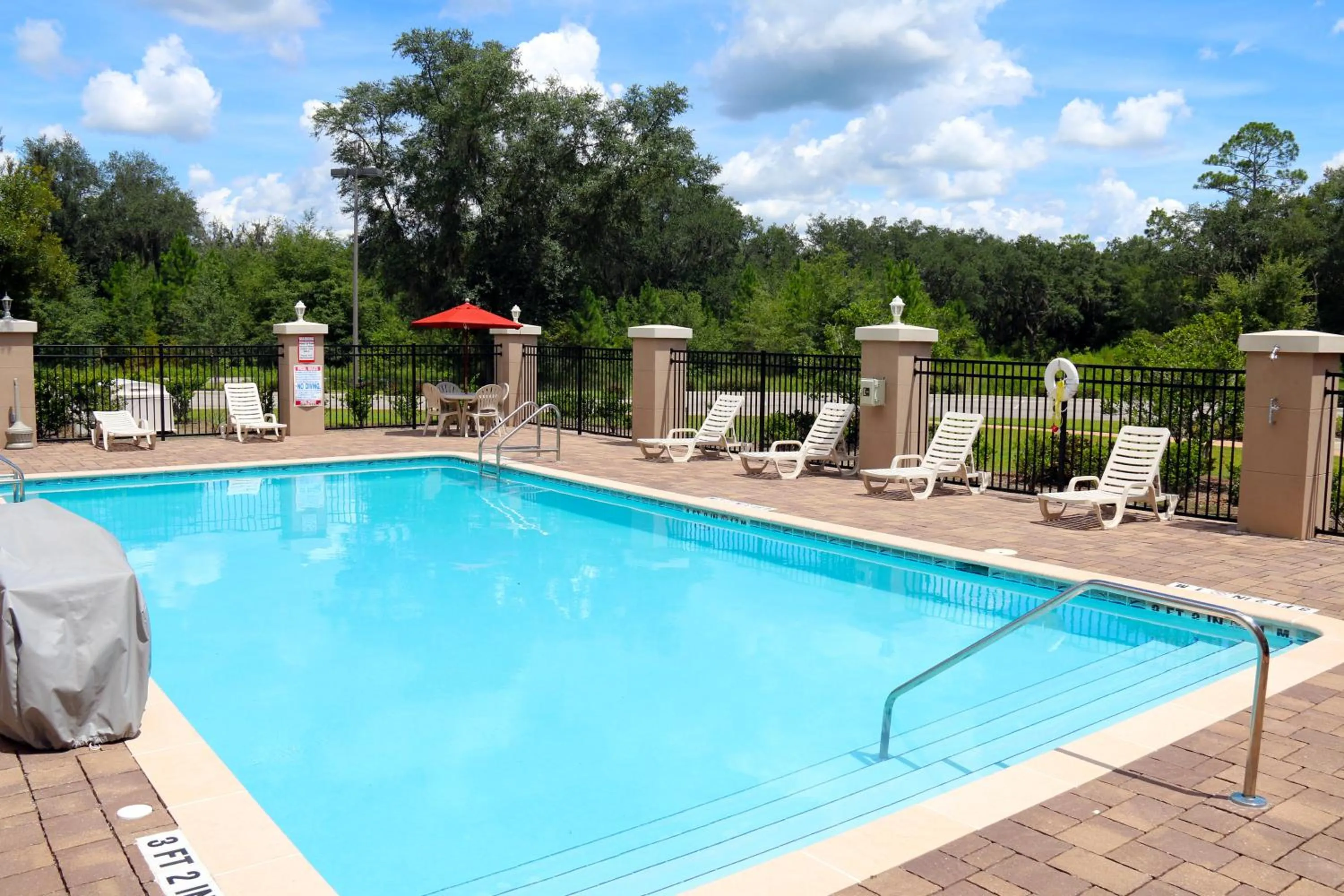 Swimming pool in Holiday Inn Express Hotel & Suites Perry by IHG