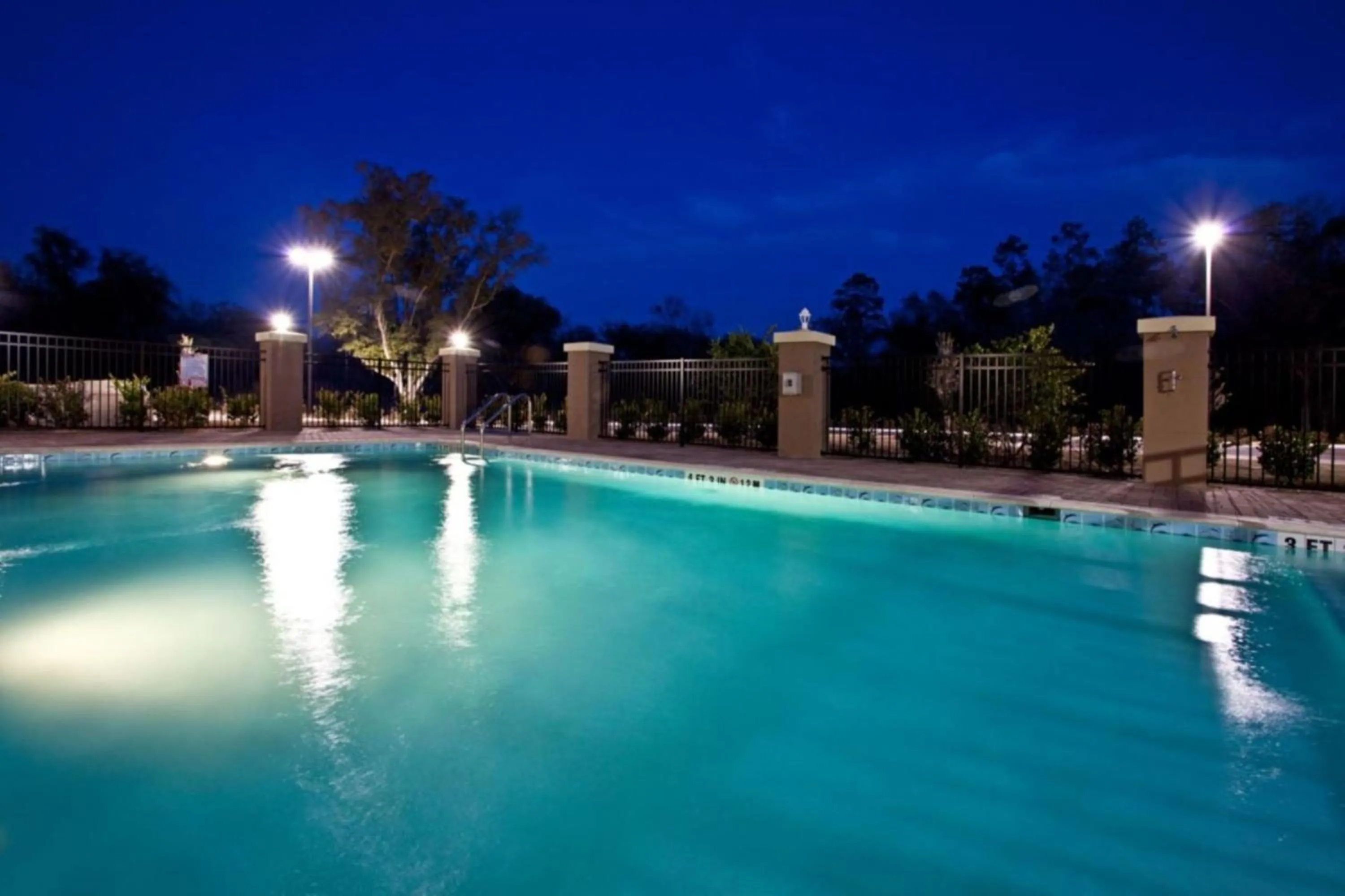 Swimming pool in Holiday Inn Express Hotel & Suites Perry by IHG