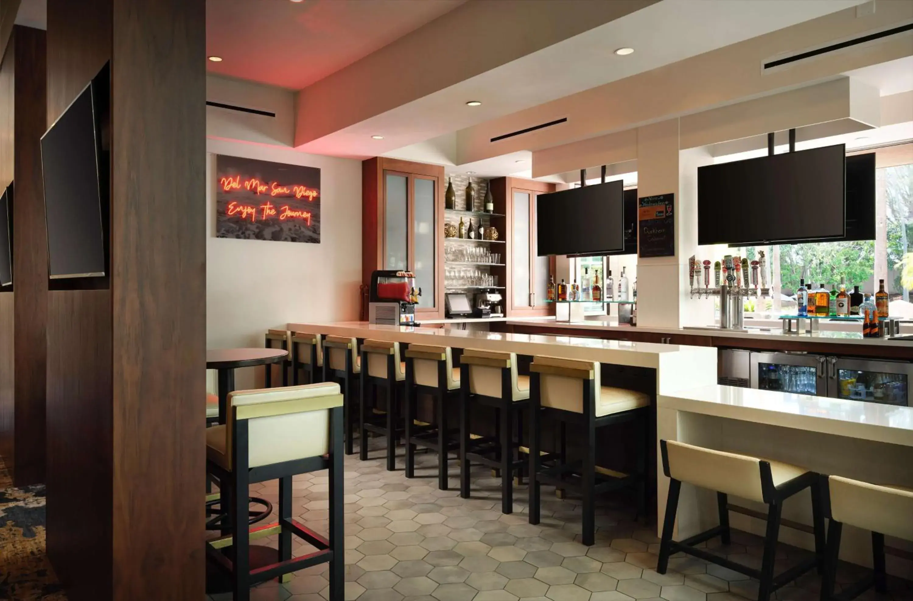 Lounge or bar in DoubleTree by Hilton San Diego Del Mar Lounge or bar in DoubleTree by Hilton San Diego Del Mar
