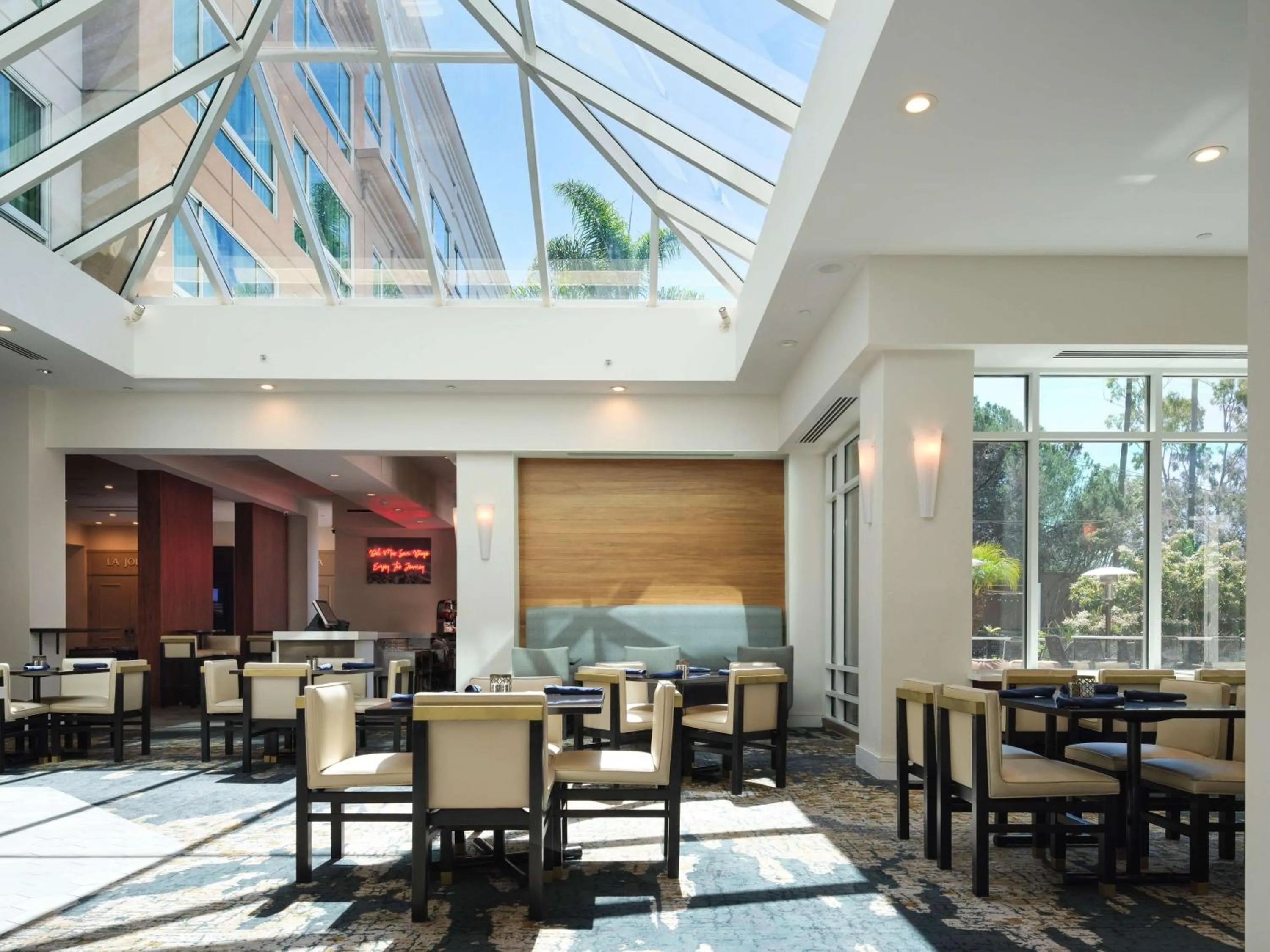 Dining area in DoubleTree by Hilton San Diego Del Mar