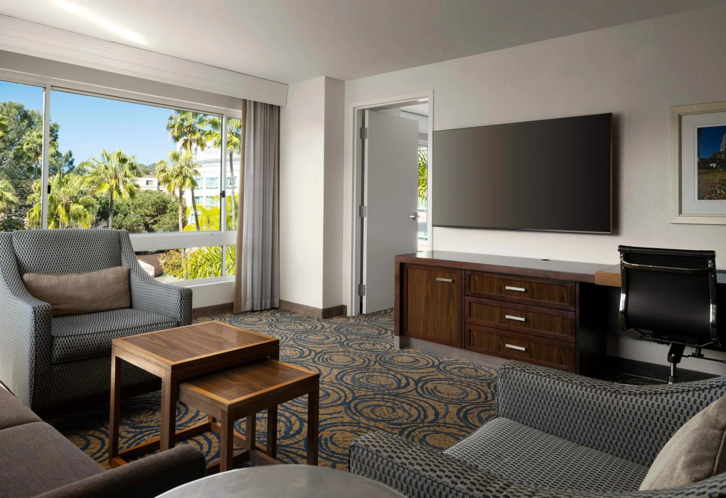 Living room in DoubleTree by Hilton San Diego Del Mar