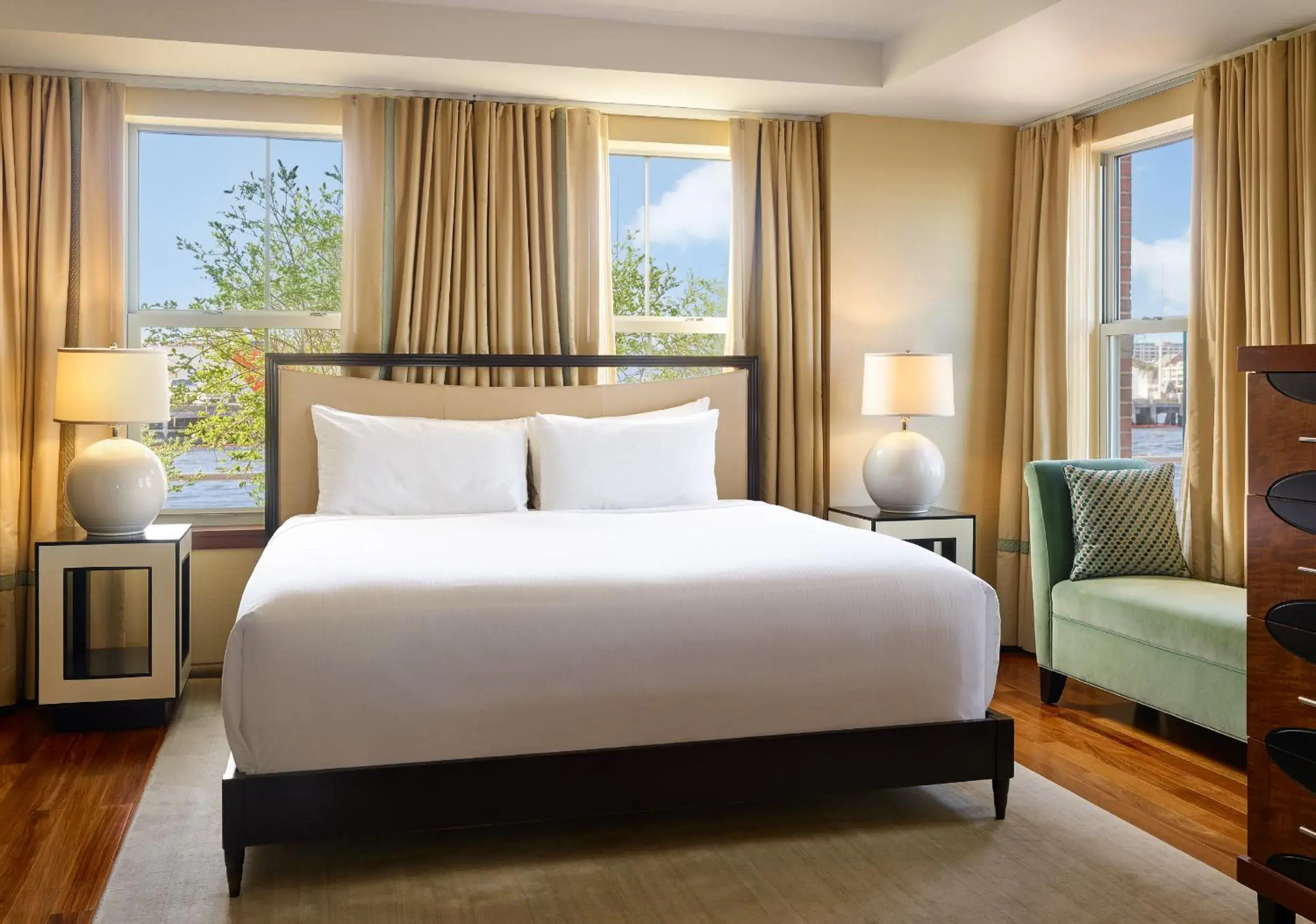 Bed in Battery Wharf Hotel, Boston Waterfront Bed in Battery Wharf Hotel, Boston Waterfront