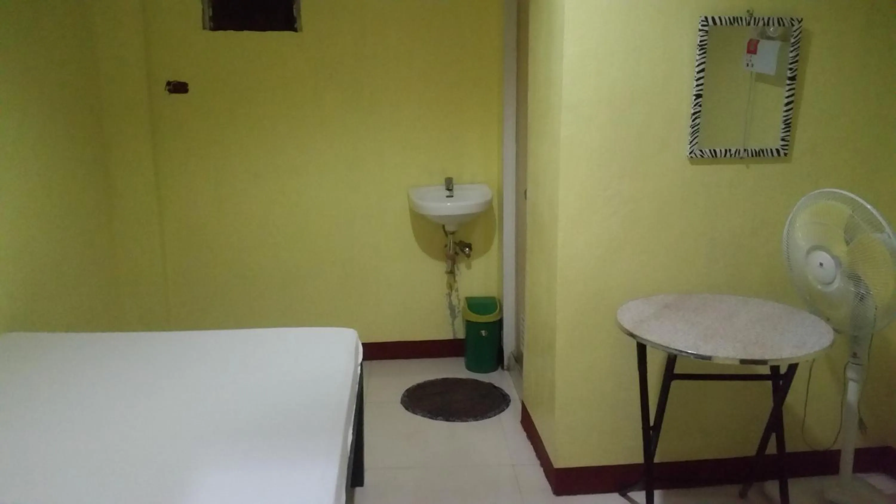 Bed in RMS Travellers Inn