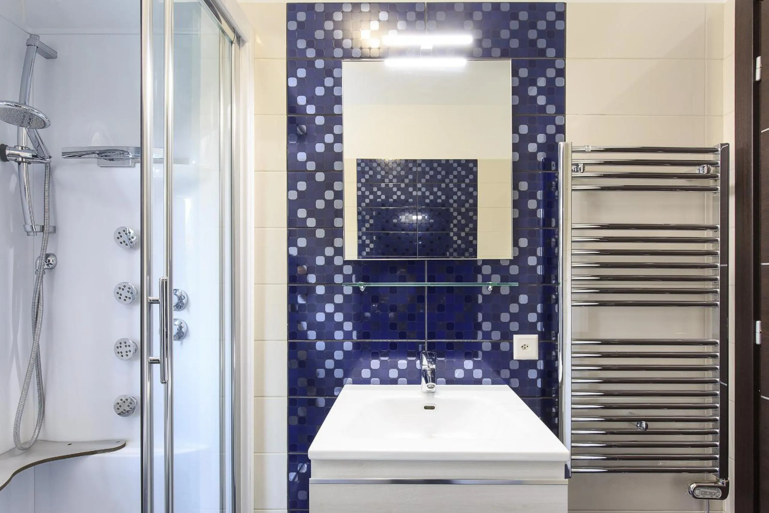 Shower in Roggia Apartments by Quokka 360 - central flats with parking space