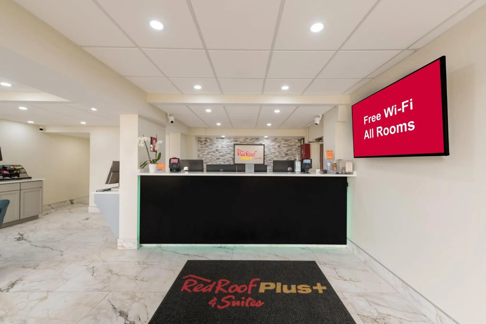 Lobby or reception in Red Roof PLUS & Suites Virginia Beach - Seaside