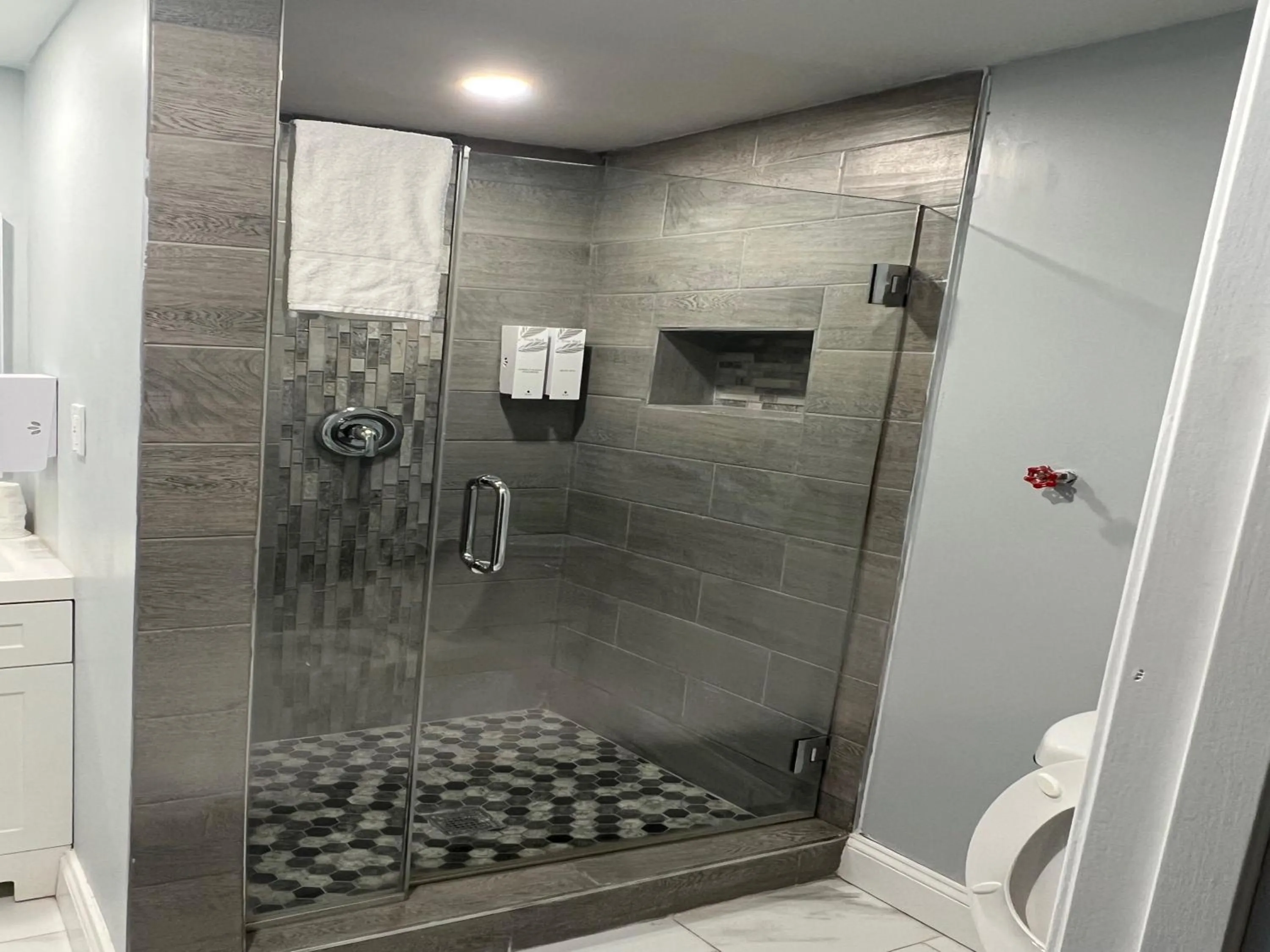 Bedroom in Red Roof PLUS & Suites Virginia Beach - Seaside