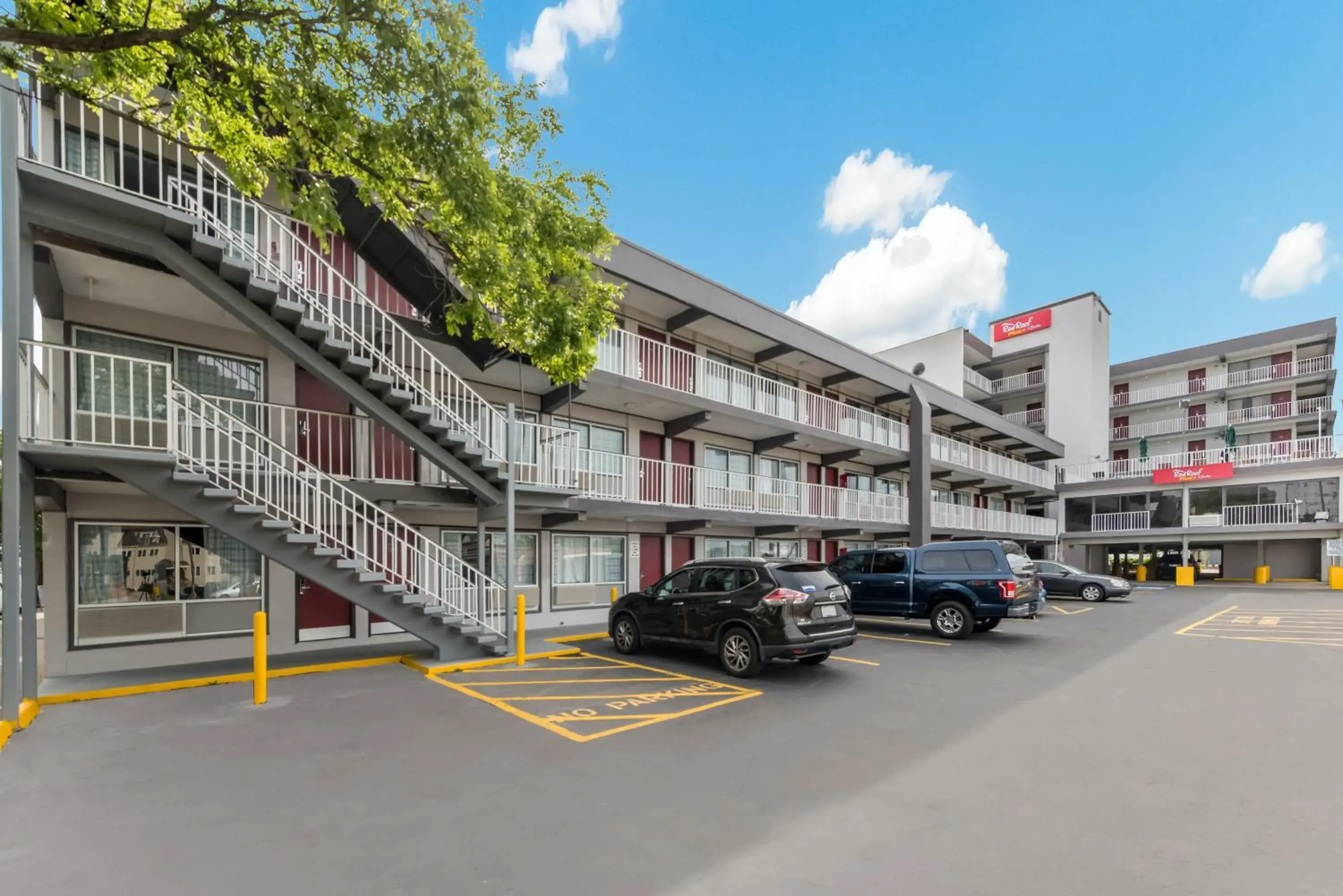 Property building in Red Roof PLUS & Suites Virginia Beach - Seaside Property building in Red Roof PLUS & Suites Virginia Beach - Seaside