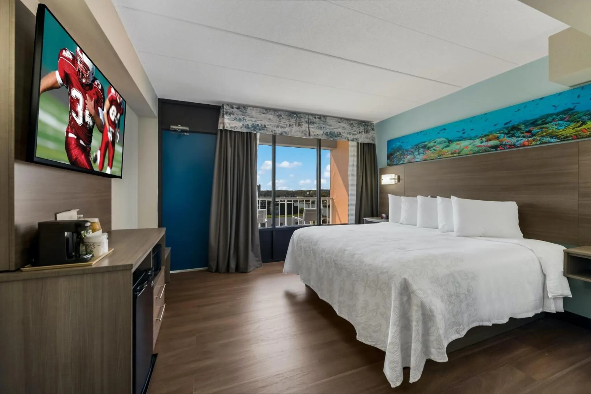 Bedroom, Bed in Red Roof PLUS & Suites Virginia Beach - Seaside