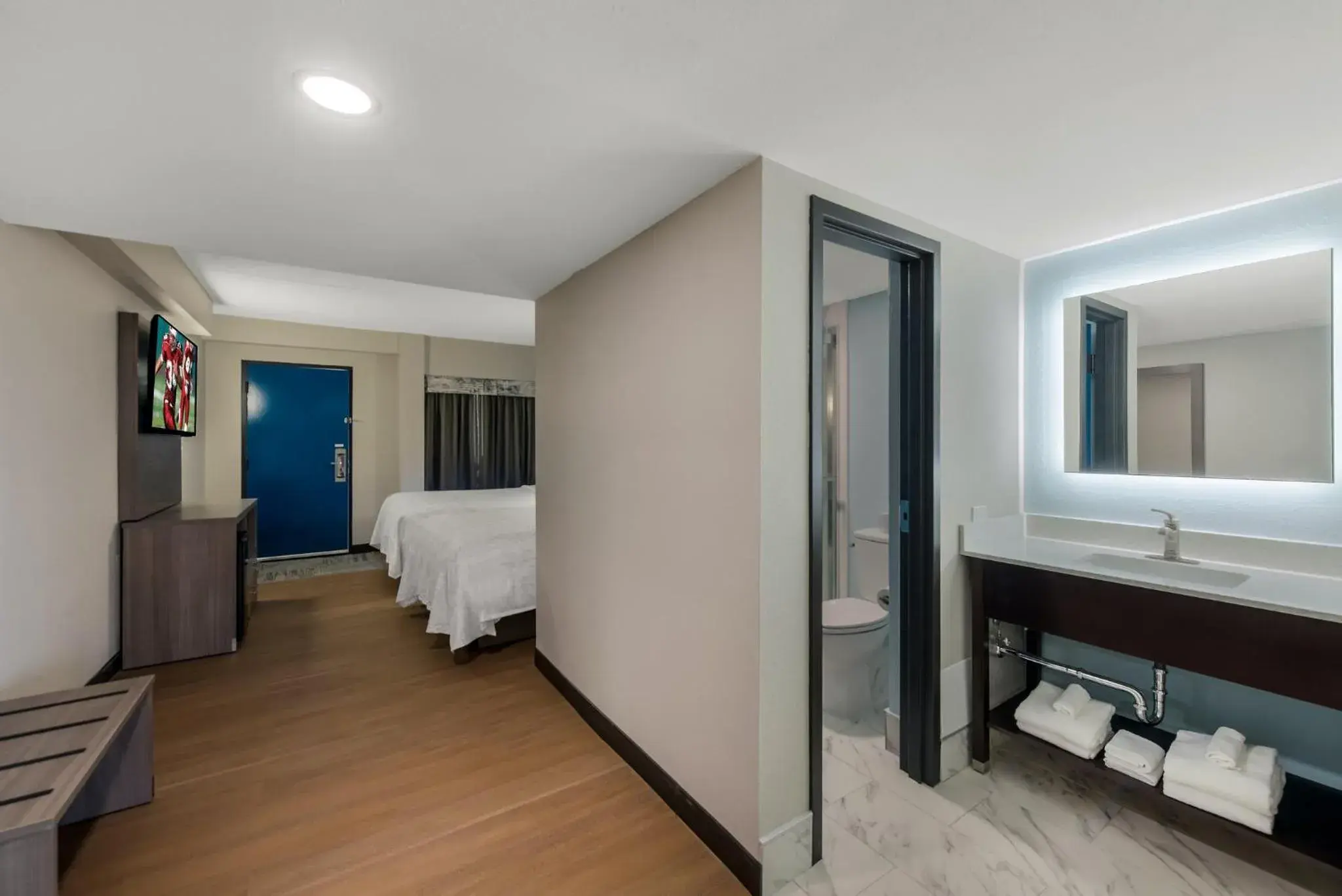 Bedroom, Bed in Red Roof PLUS & Suites Virginia Beach - Seaside Bedroom, Bed in Red Roof PLUS & Suites Virginia Beach - Seaside