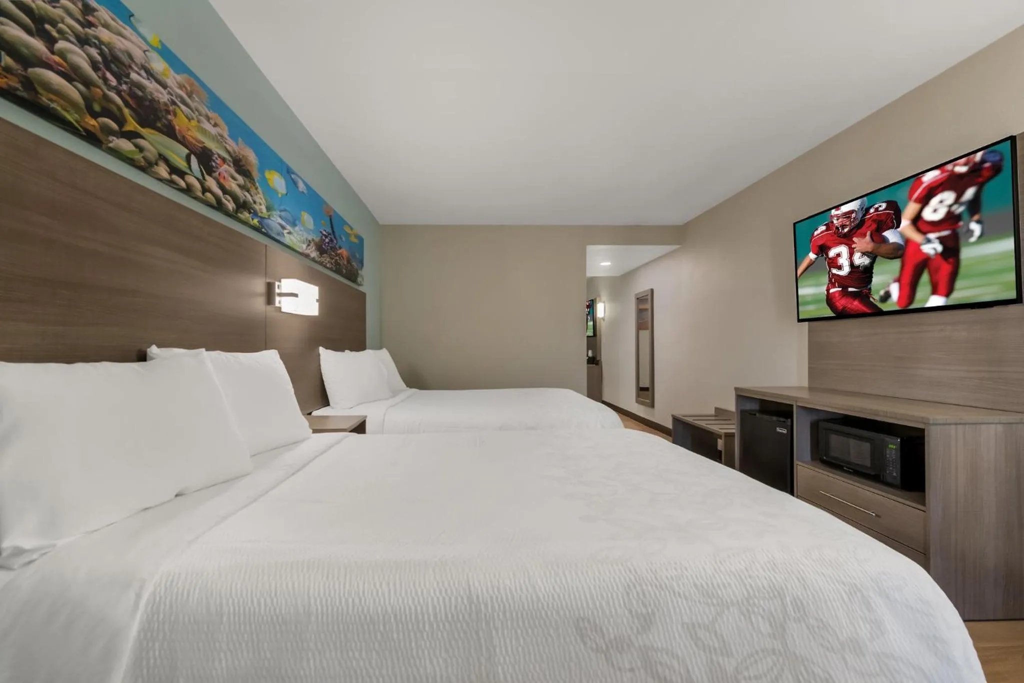 Bedroom, Bed in Red Roof PLUS & Suites Virginia Beach - Seaside