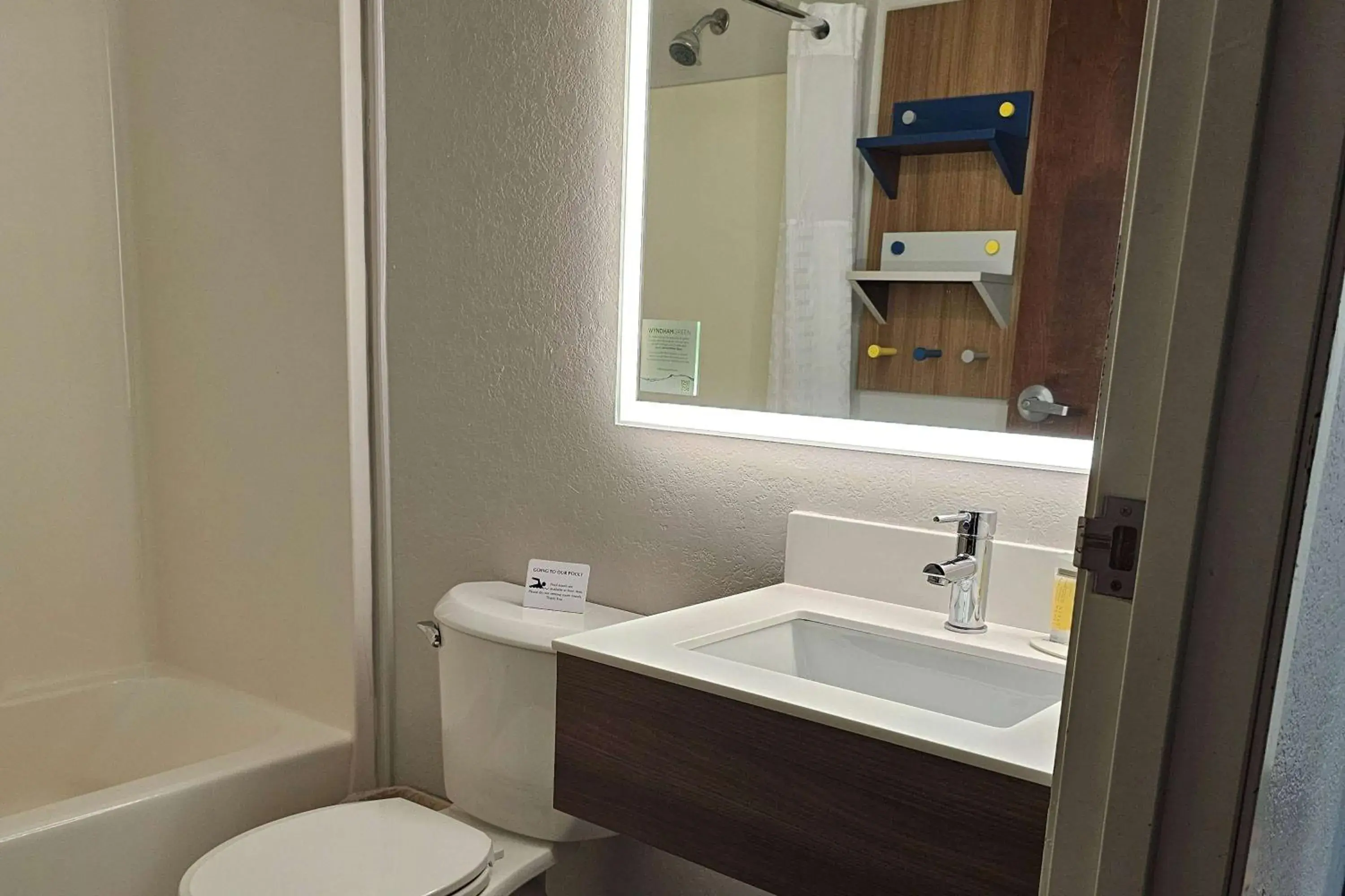 Queen Room - Non-Smoking in Microtel Inn & Suites by Wyndham Bushnell Queen Room - Non-Smoking in Microtel Inn & Suites by Wyndham Bushnell