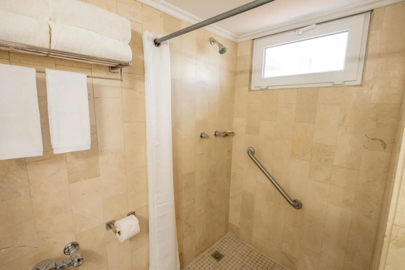 Shower in Hotel Faranda Express Soloy and Casino, a member of Radisson Individuals