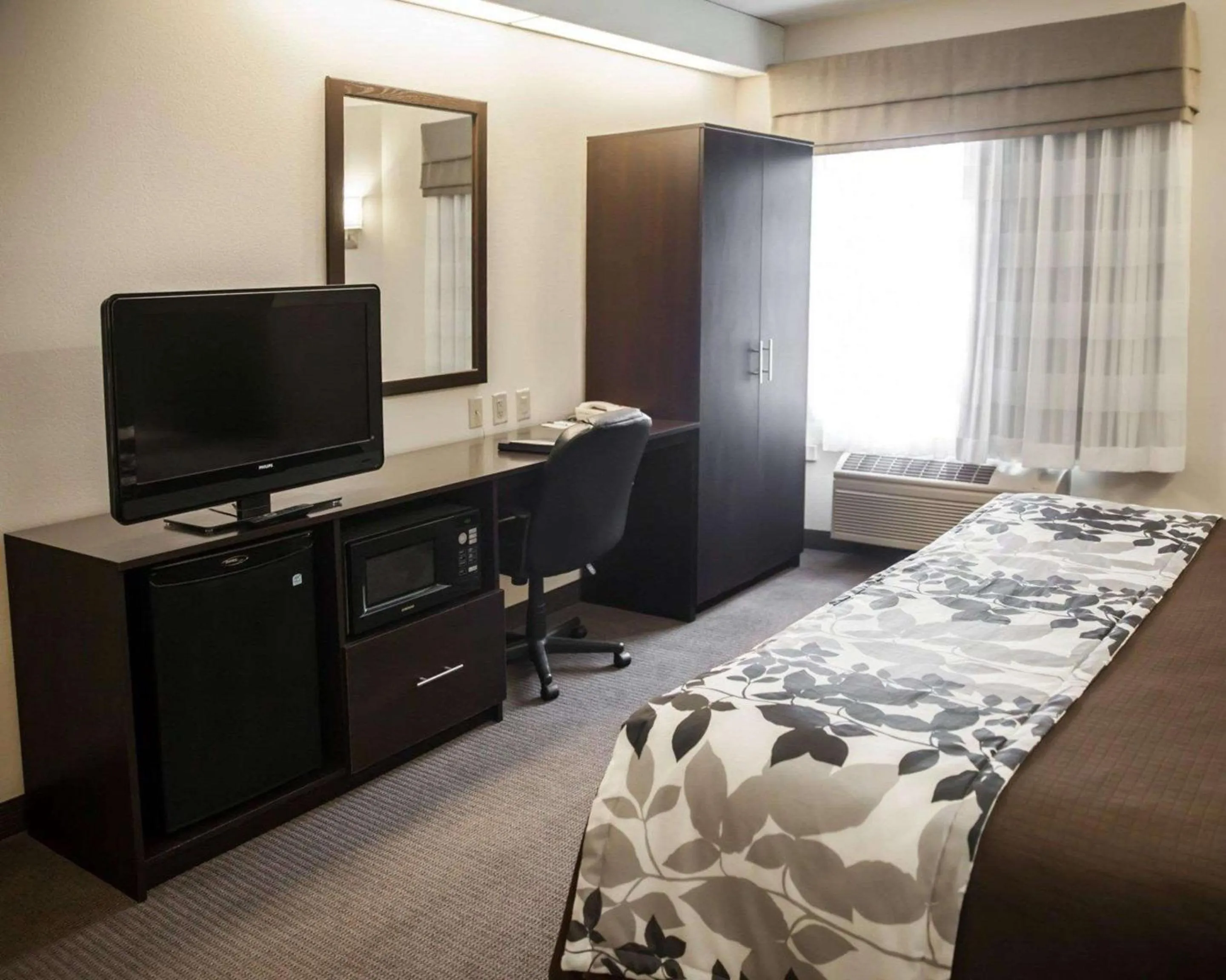 Photo of the whole room, Bed in Sleep Inn & Suites Hagerstown