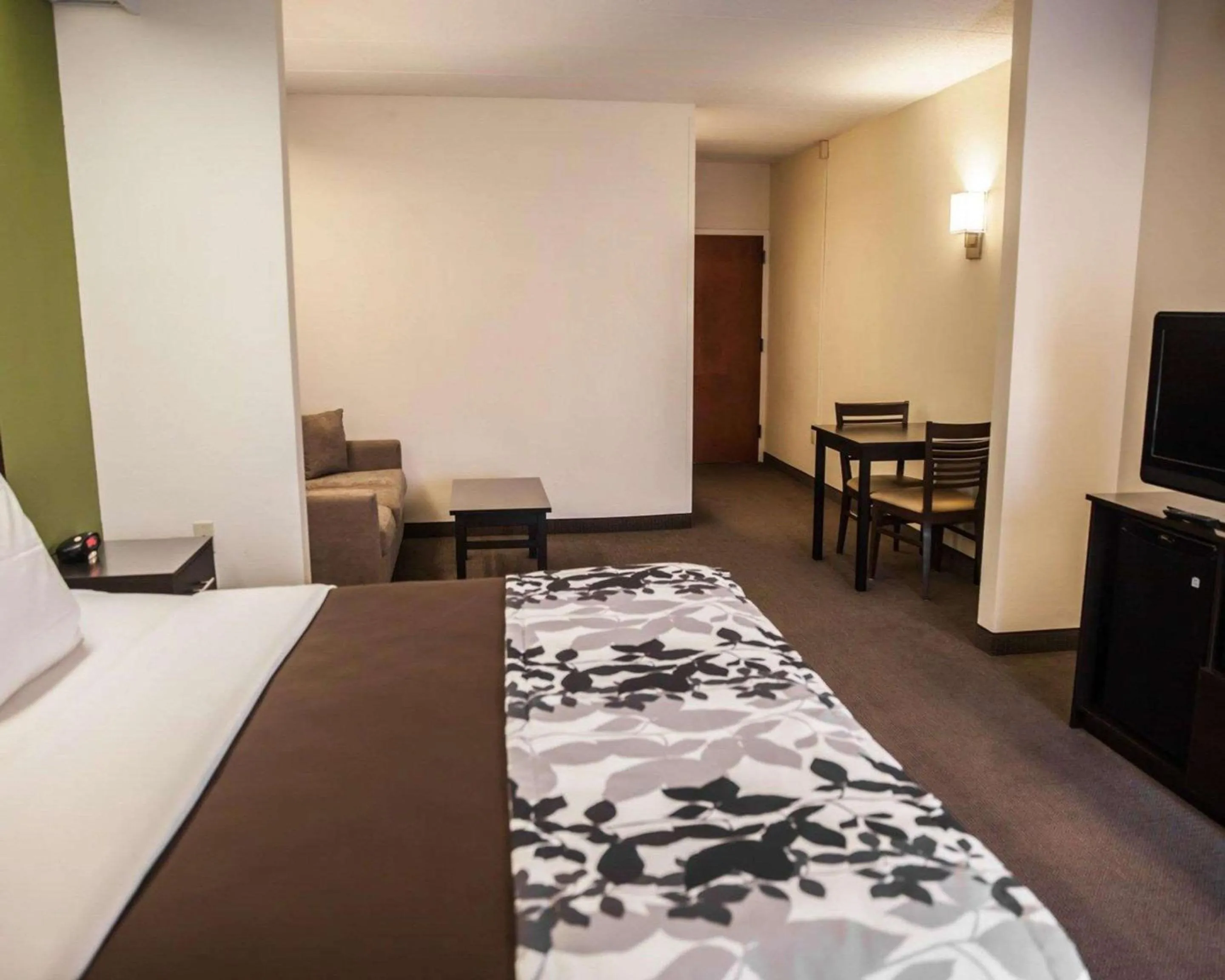 Photo of the whole room, Bed in Sleep Inn & Suites Hagerstown
